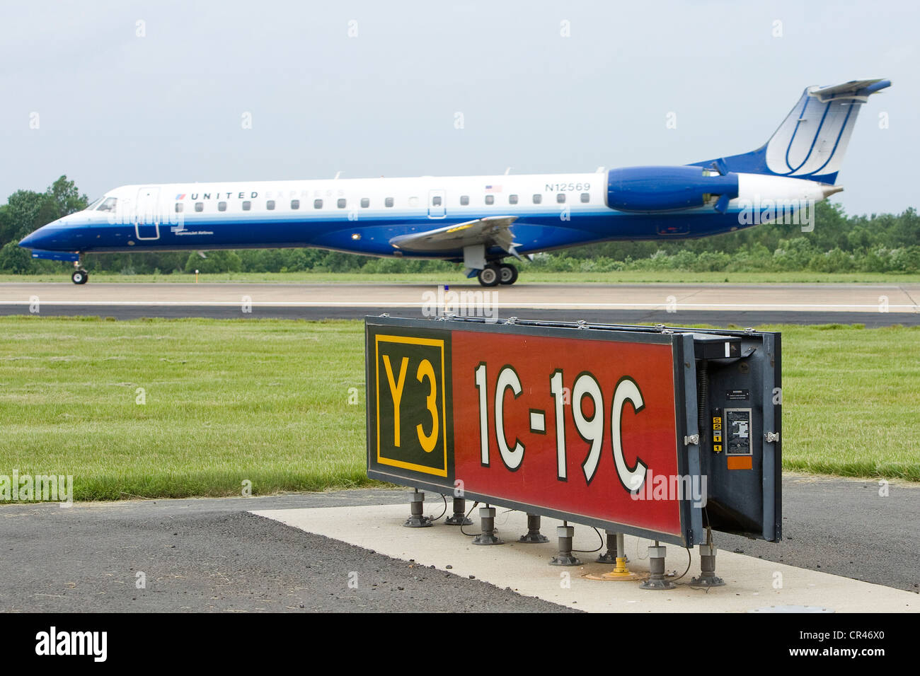 Ein United Express Embraer EMB-145LR am Dulles International Airport landen. Stockfoto