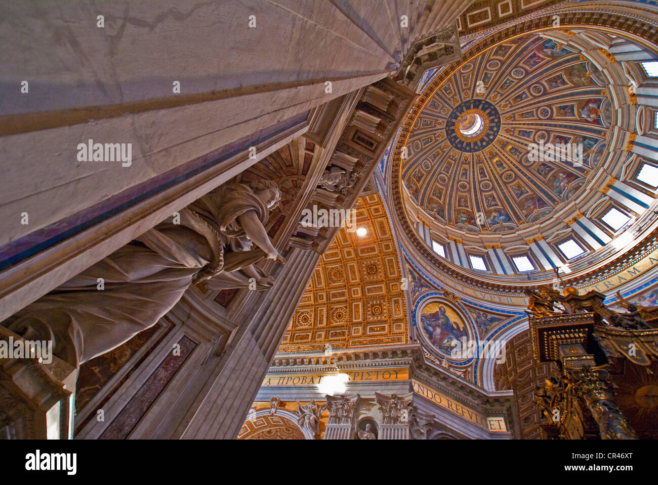 Vatikanstadt: St. Peter-Basilika-Kuppel über Engelsstatue auf links und päpstlichen verändern und Baldacchino rechts Stockfoto