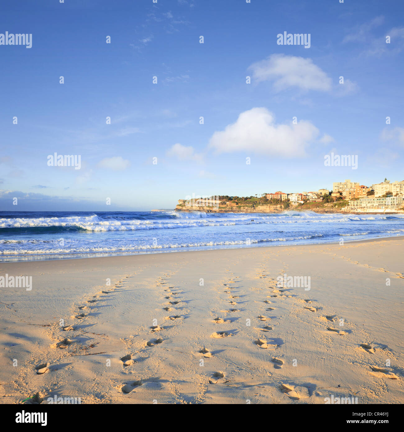 Fußspuren führen die die Brandung am Bondi Beach, Sydney, Australien. Stockfoto