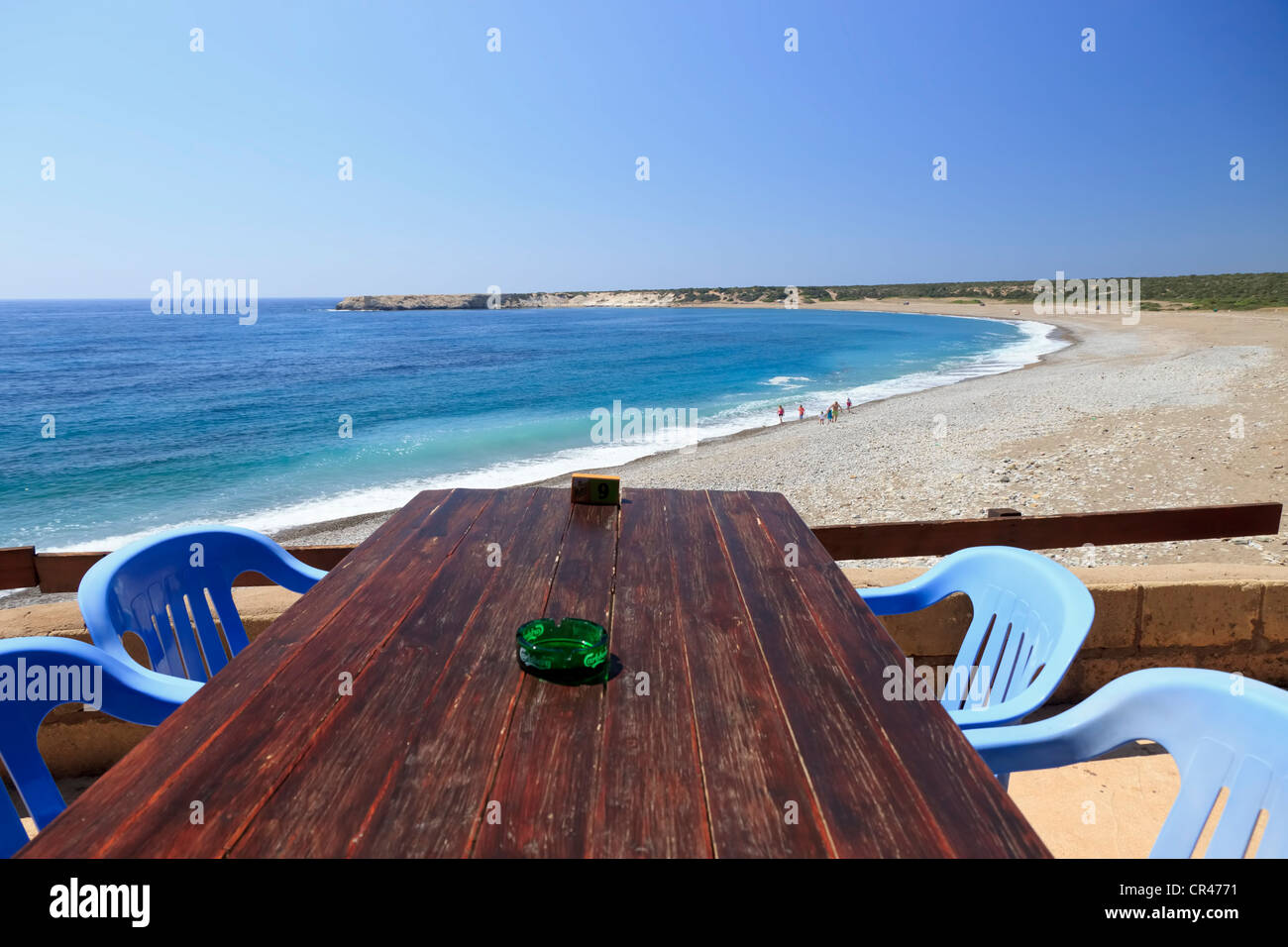 Blick auf Lara Bay von der Veranda des Restaurants in der Nähe Stockfoto