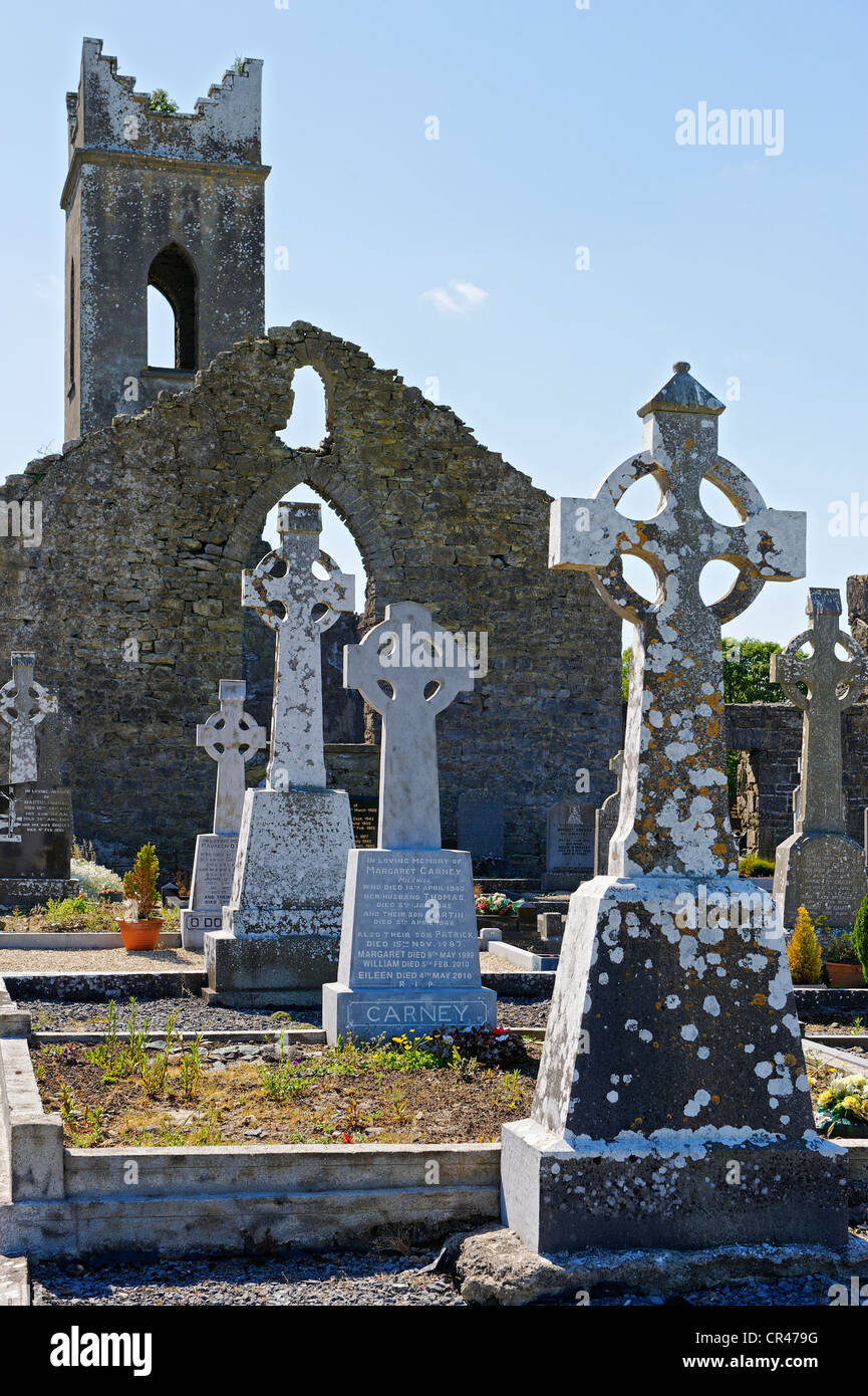 Friedhof mit den Ruinen einer Kirche, Neale, County Mayo, Irland, Europa Stockfoto