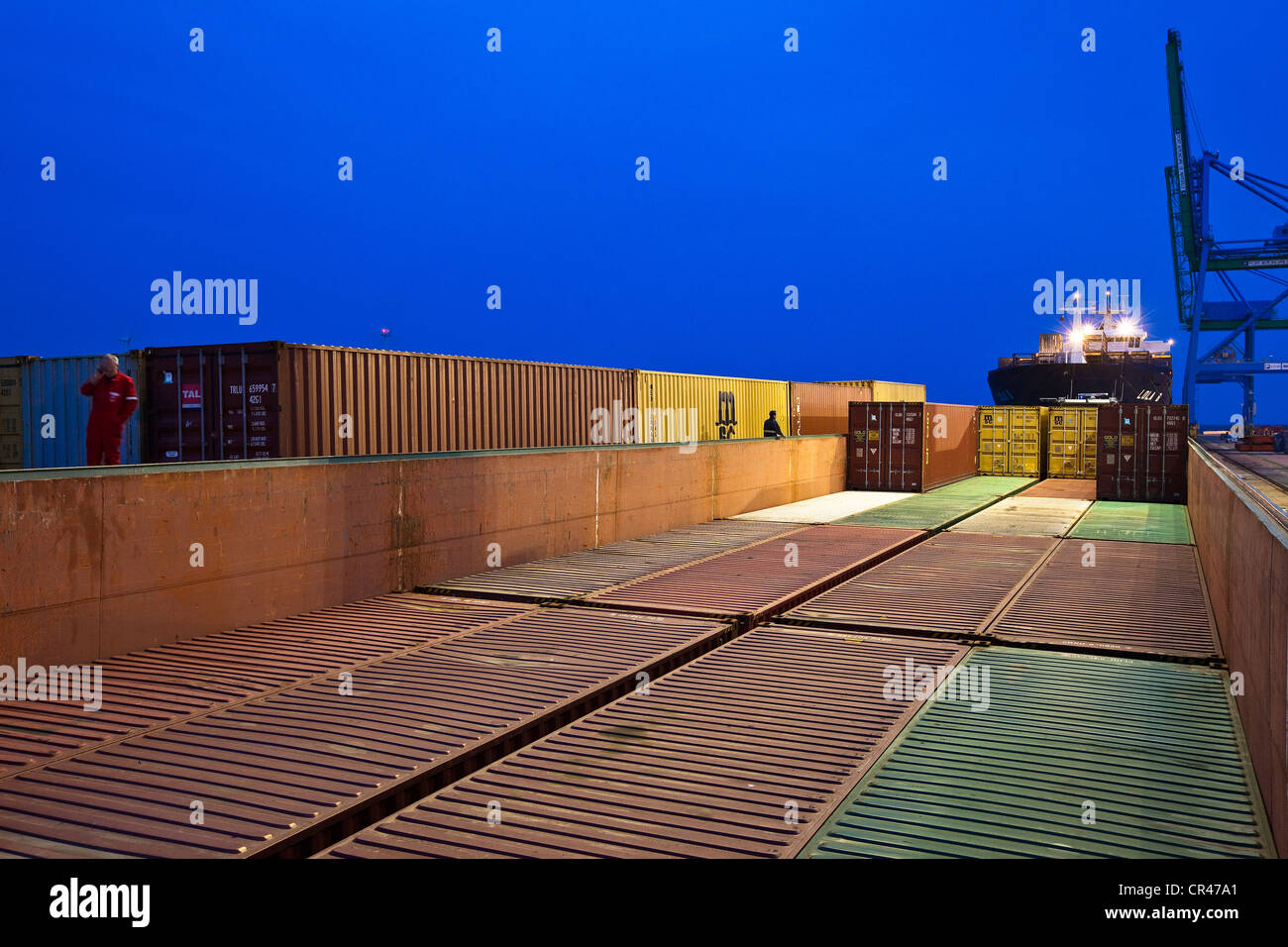 Bouches du Rhone, Fos Sur Mer, autonomen Hafen von Marseille, Frankreich, laden der Kahn über Terminal container Stockfoto