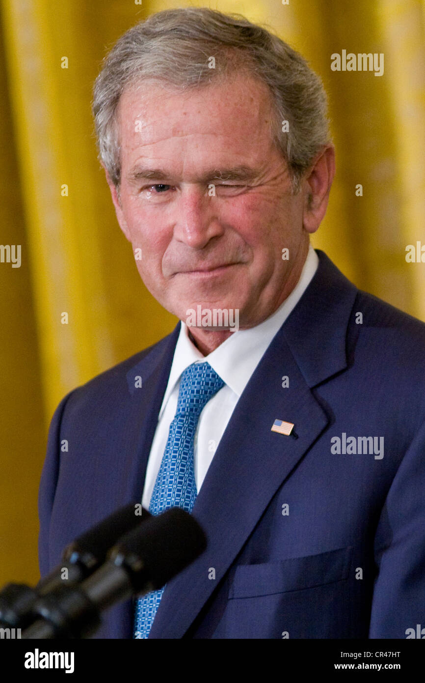 Präsident George W. Bush im Weißen Haus Zeremonie, seine offizielle Porträt zu enthüllen. Stockfoto