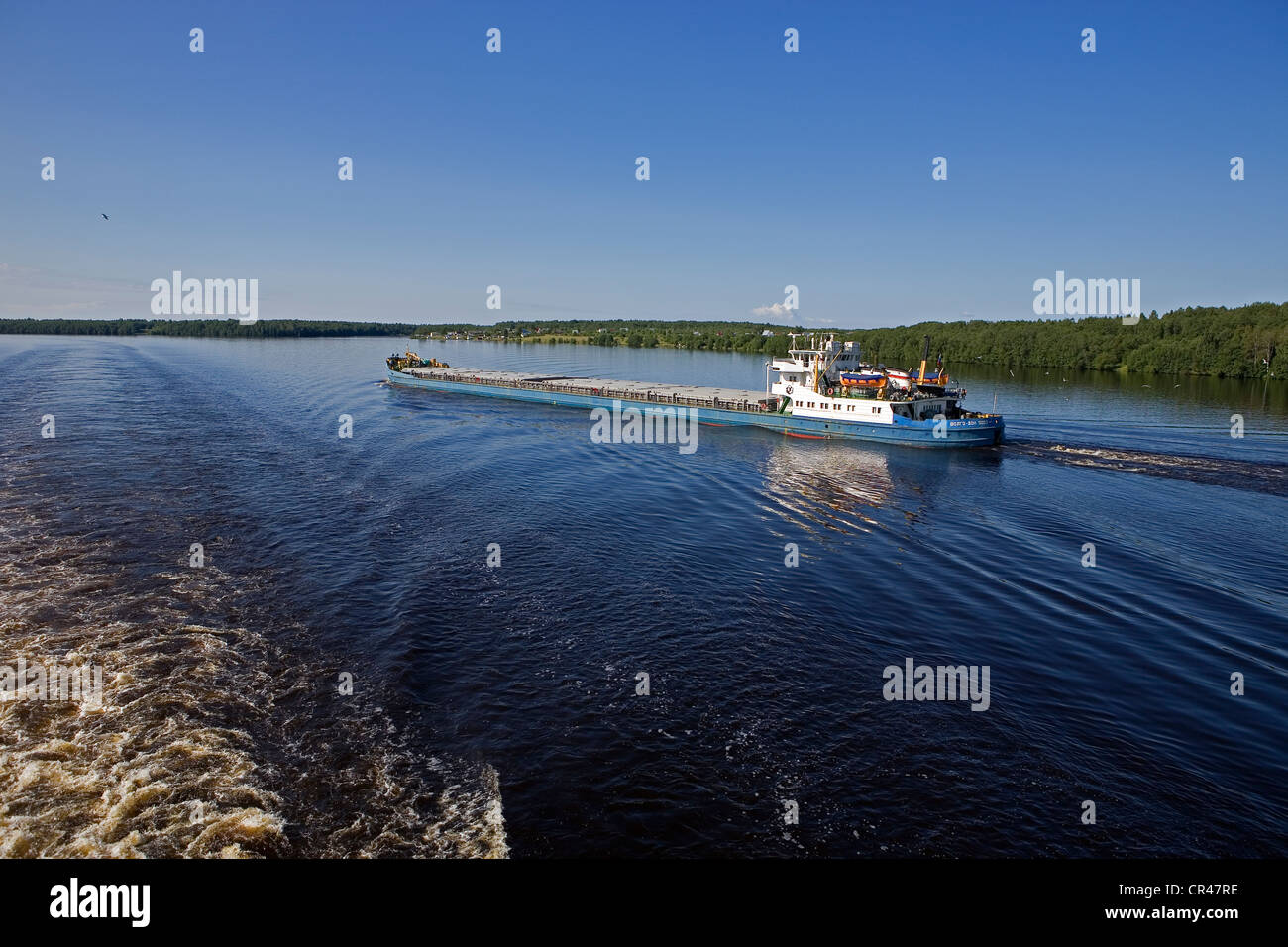 Russland, Blick auf ein Boot, das Transport von Gütern über die Binnenwasserstraßen auf der Wolga Fluss-Ostsee Flussnetz aus an Bord Leonid Stockfoto