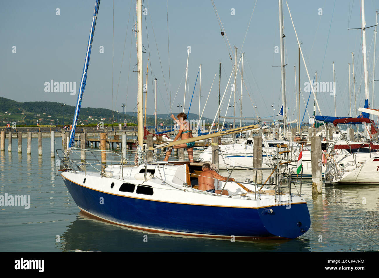 Paar ihr Segelboot aus Badacsony Marina am Rande des Balaton in Ungarn. Stockfoto