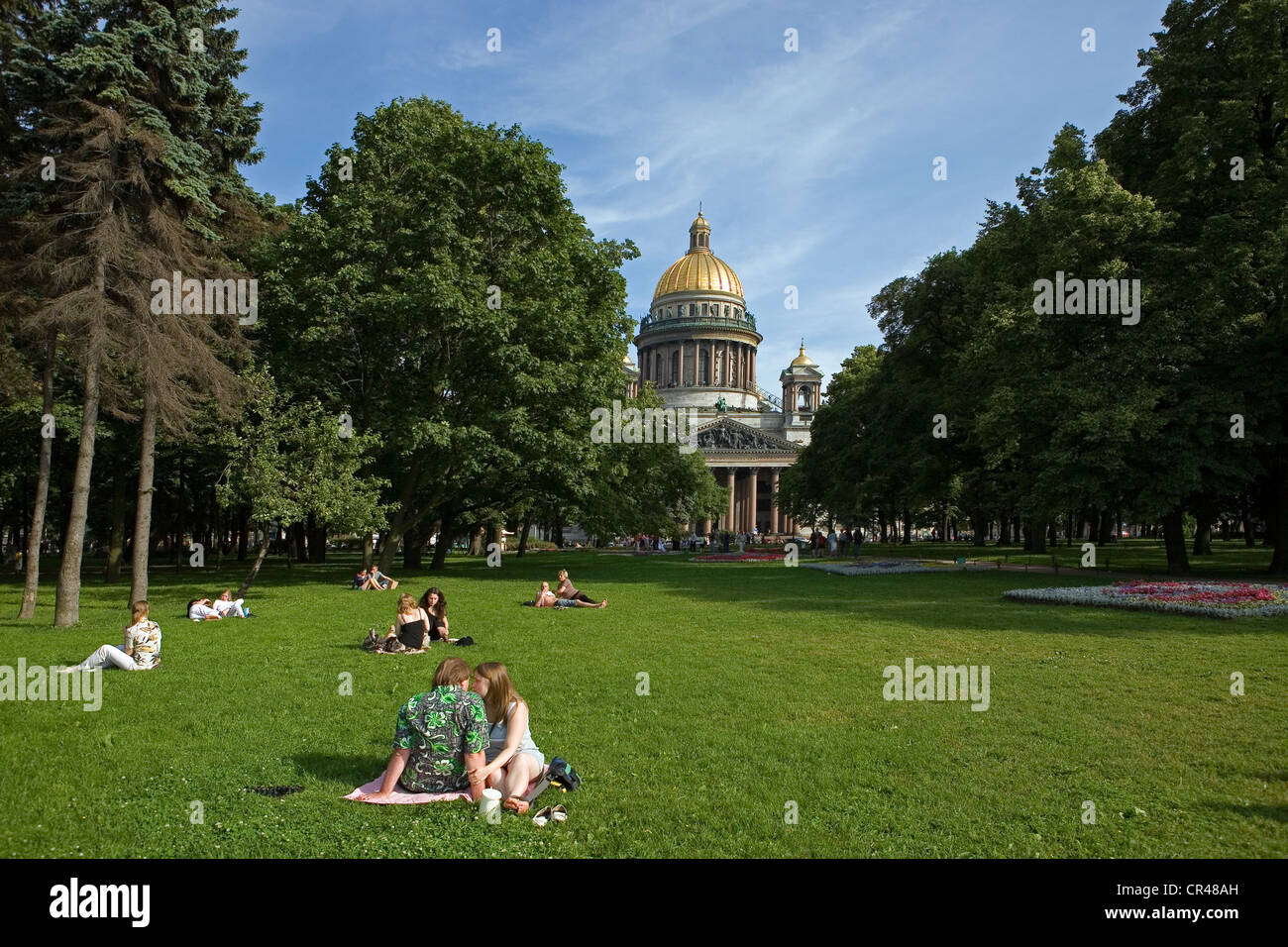 Russland Sankt Petersburg Weltkulturerbe von UNESCO Paare entspannen auf dem Rasen und St. Isaak Kathedrale im Hintergrund Stockfoto