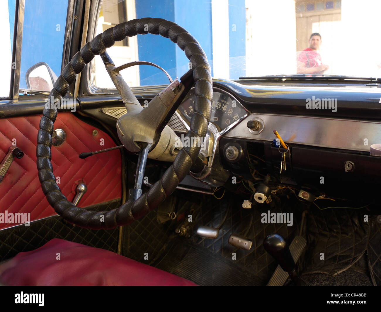 Typische kubanische Fahrer Cockpit eines amerikanischen Oldtimers, Trinidad, Kuba, Lateinamerika Stockfoto