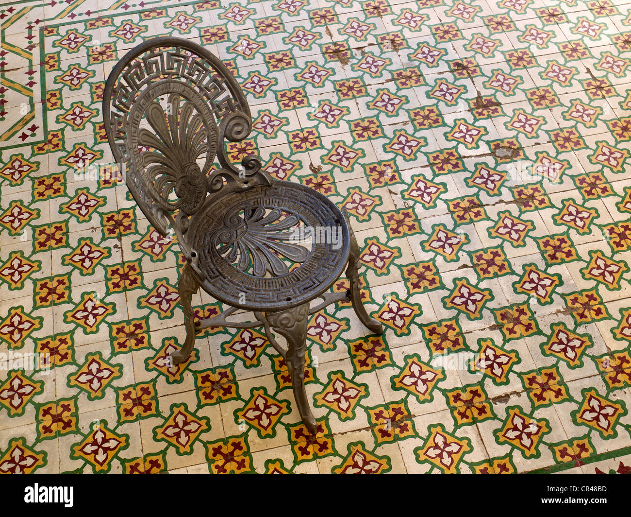 Antik Eisen Stuhl stehend auf Mosaik Fliesen Boden, Trinidad, Kuba, Lateinamerika Stockfoto
