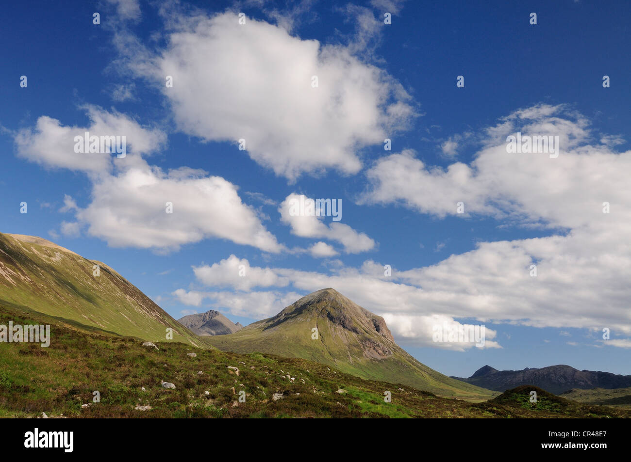 Sommer, blauer Himmel und flauschige weiße Wolken über Marsco und Glen Sligachan, Isle Of Skye, Schottland Stockfoto