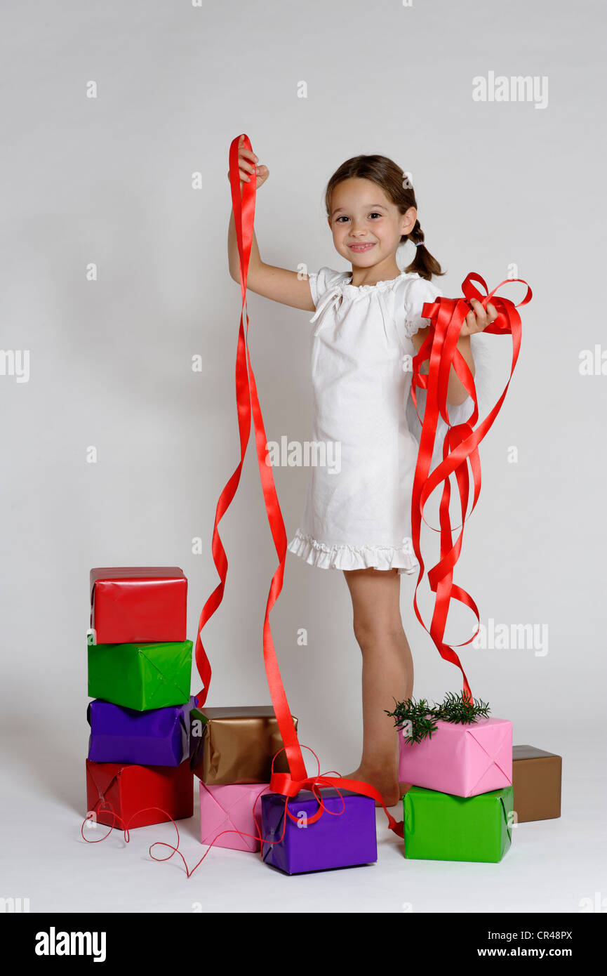 Mädchen, gekleidet wie ein Weihnachtsengel mit Geschenken, Weihnachten Stockfoto