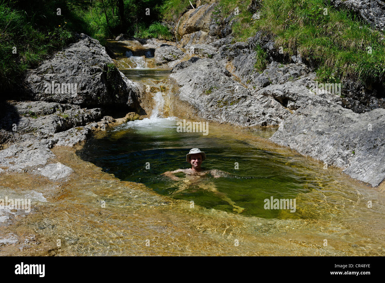 Mann Baden in ein Wasserloch, Pool am Schronbach Creek, Schronbachtal Tal, Isarwinkel, in der Nähe von Lenggries, Oberbayern Stockfoto