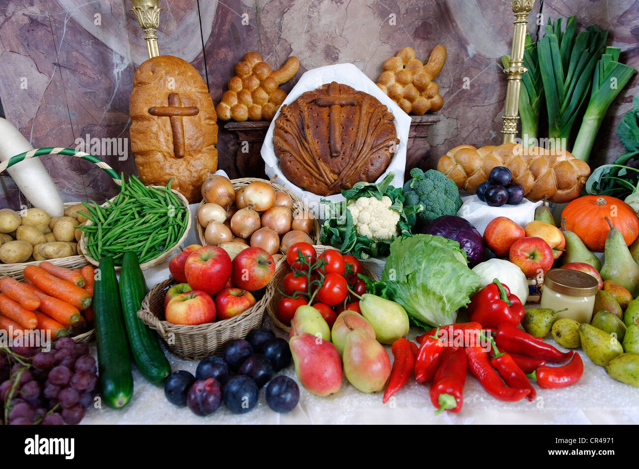 Geschmückten Altar, Erntedankfest, Pfarrkirche Kirche von St. Aegidius, Grafing, Oberbayern, Deutschland, Europa Stockfoto