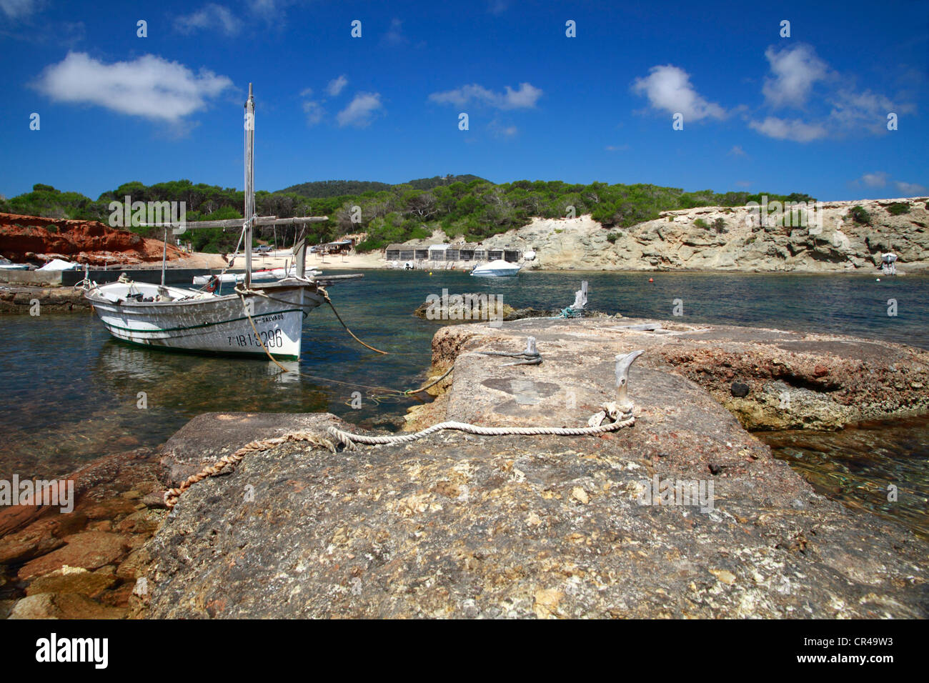 Traditionelle ibizenkische Fischerboot vertäut am Strand Pou Essen Lleó, Ibiza, Spanien, Europa Stockfoto