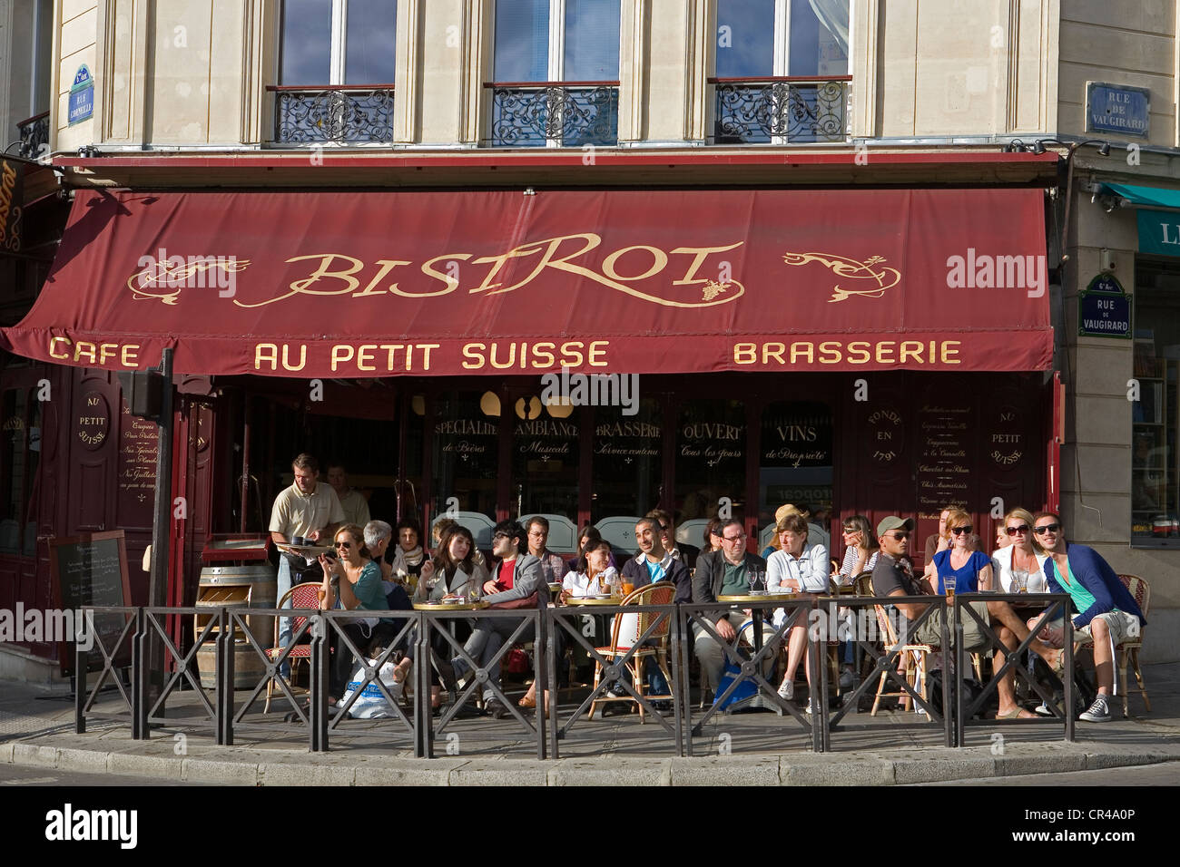 Frankreich, Paris, Petit Suisse Terrasse Café an der Ecke der Rue Vaugirard und rue Corneille Stockfoto
