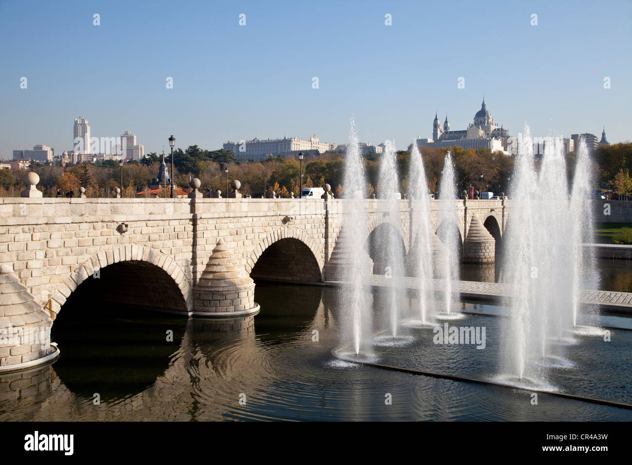 Brunnen an der Brücke von Segovia, die erste Brücke von Madrid, Fluss Manzanares, Madrid Park, Madrid, Spanien, Europa Stockfoto