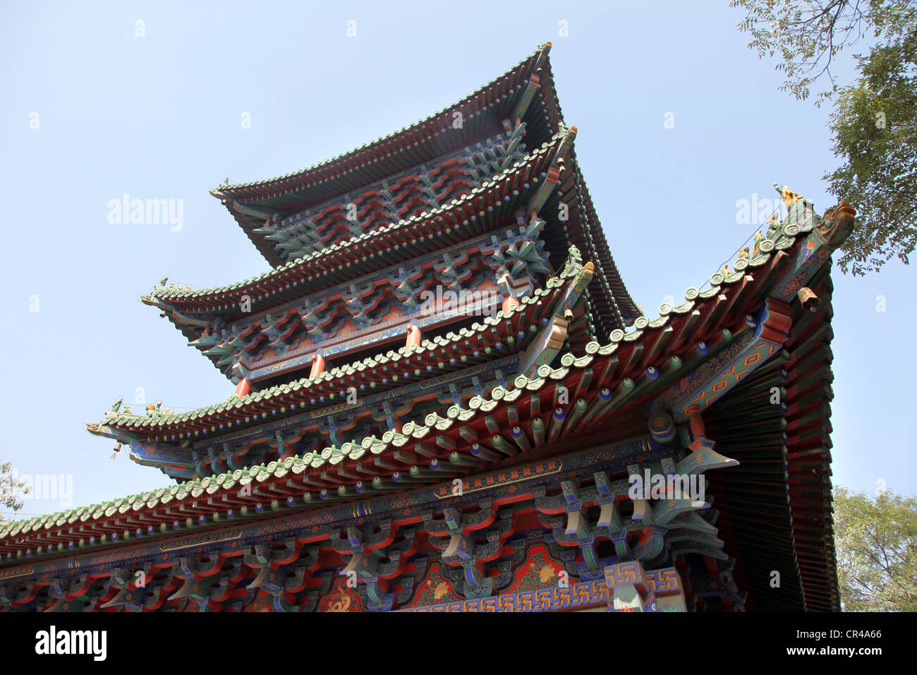 Es ist ein Foto von einem alten chinesischen Tempel. Es '' s bunt und machen aus Holz. Sie haben das typische kurvige Dach der Kaiserzeit Stockfoto