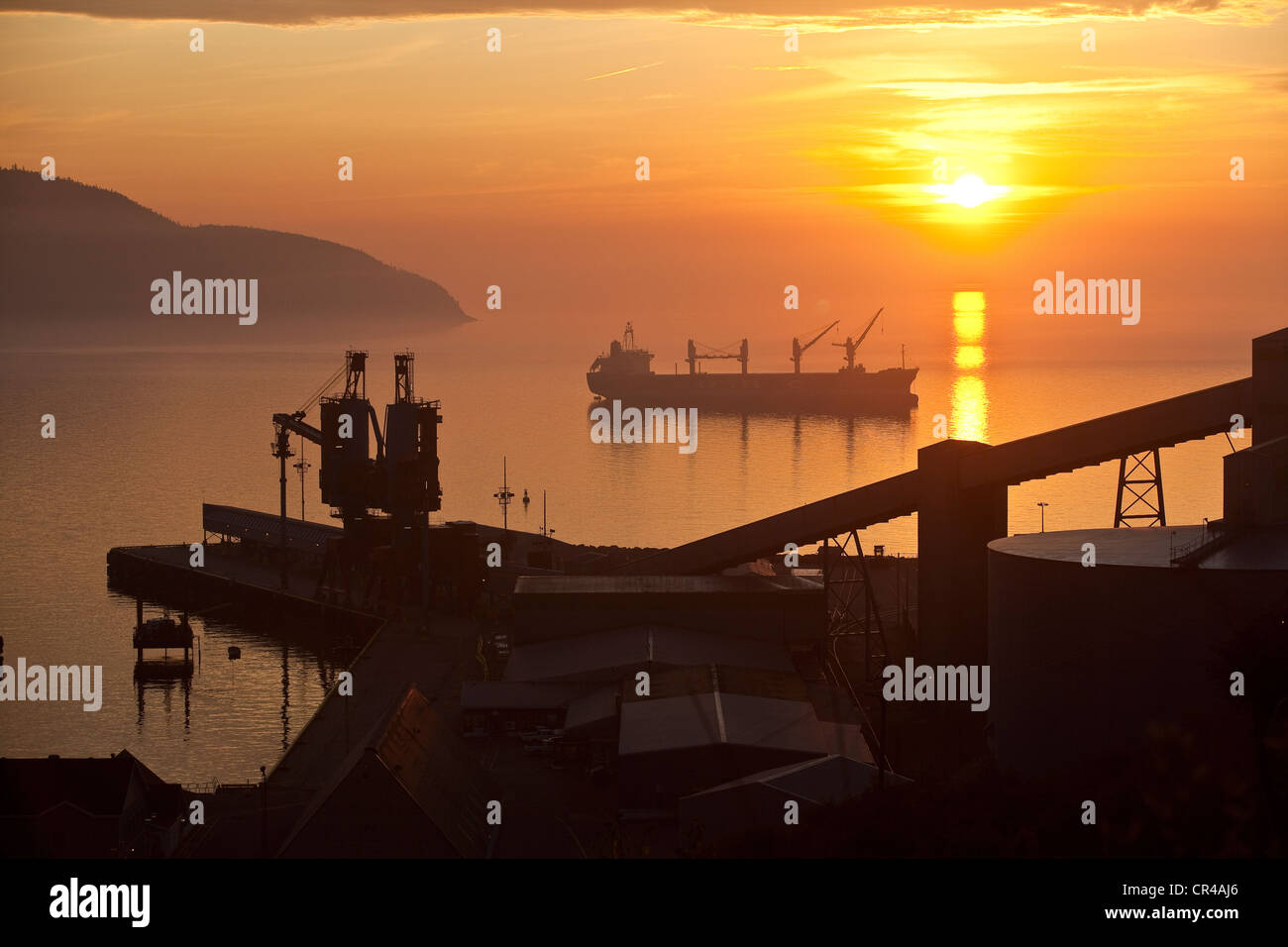 Kanada, Quebec Provinz Manicouagan Region, Nordküste des Sankt-Lorenz-Strom, Baie-Comeau, Sonnenaufgang über dem Hafen Stockfoto