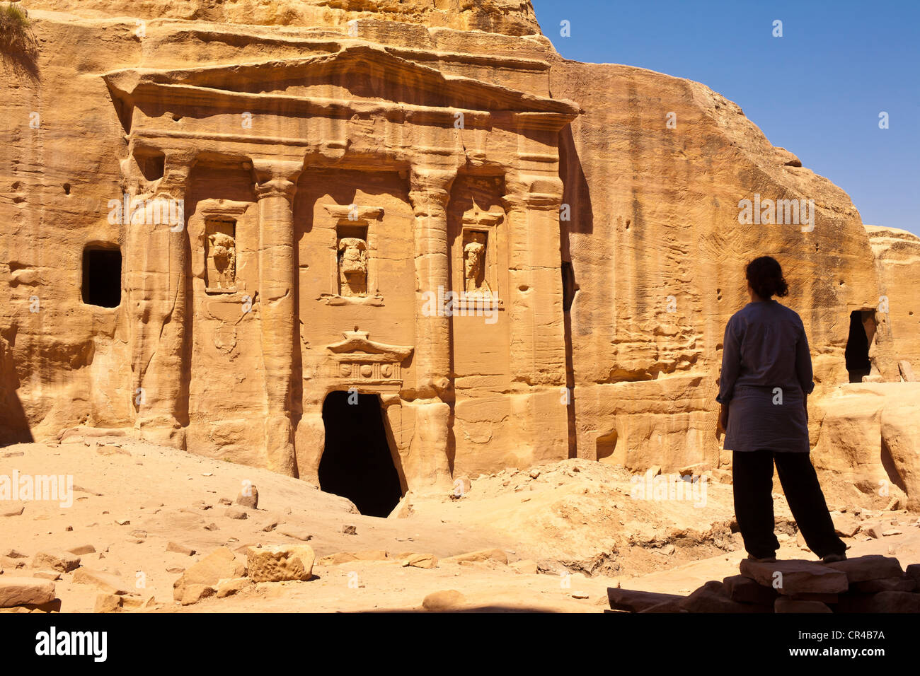 Jordan, nabatäische archäologische Stätte von Petra UNESCO-Welterbe, den Siq, lange gewundene Schlucht auf der Website, Walker Stockfoto