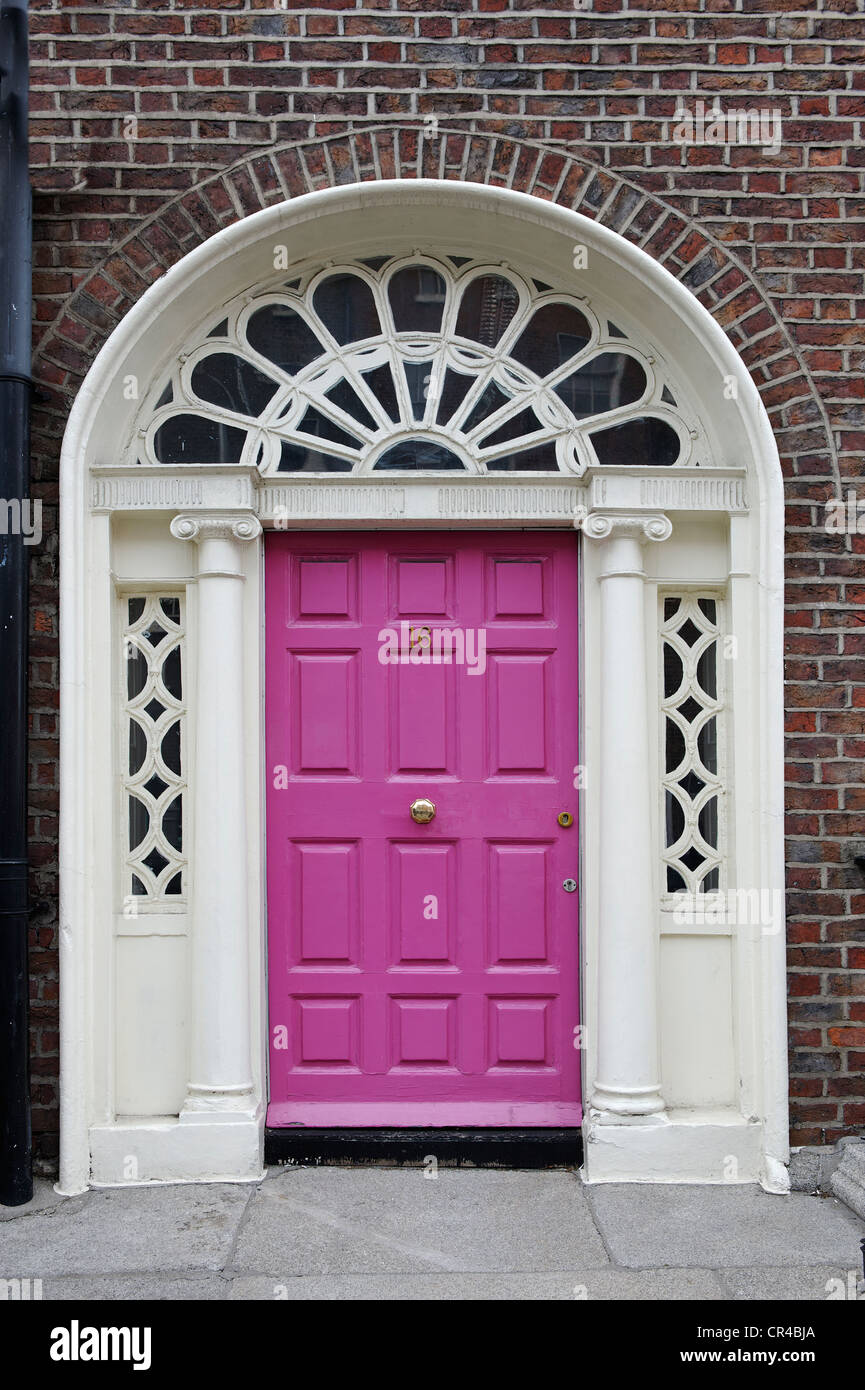 Rosa Haustür ein Reihenhaus in der Nähe von Merrion Park, Dublin, Republik Irland, Europa Stockfoto