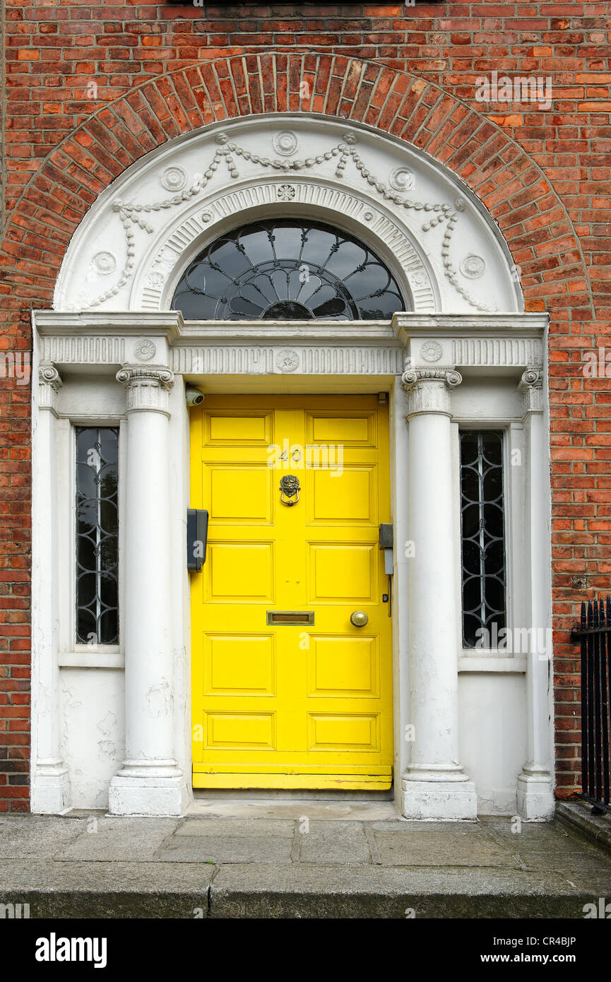 Gelbe Haustür ein Reihenhaus in der Nähe von Merrion Park, Dublin, Republik Irland, Europa Stockfoto