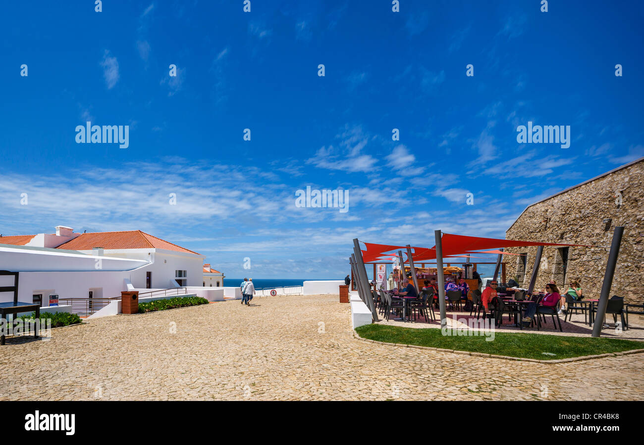 Innenhof und Café am Leuchtturm am Cabo de Sao Vicente (Kap St. Vincent), Algarve, Portugal Stockfoto