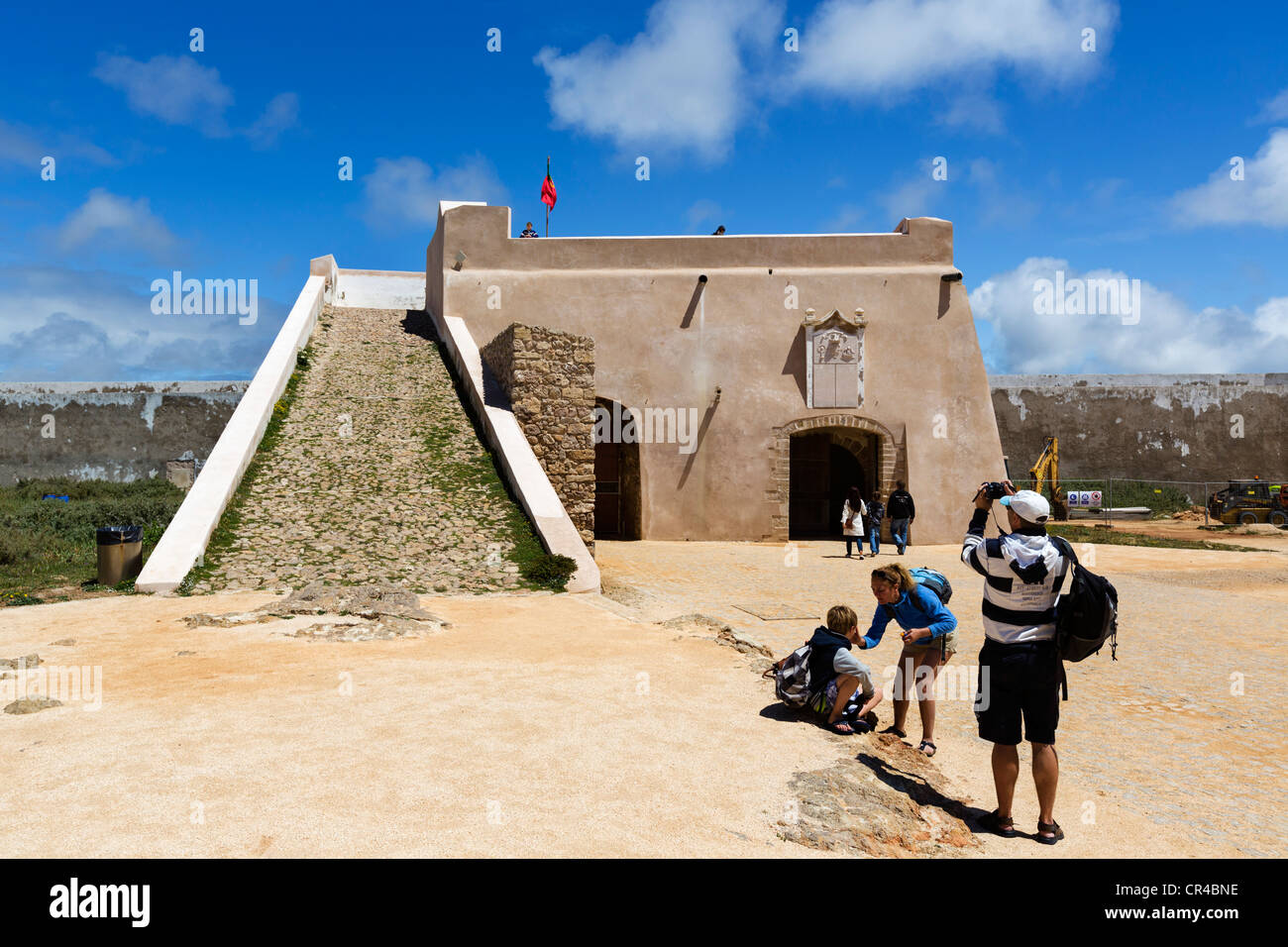 Touristen im historischen 16thC Fortaleza (Festung) in Sagres, Algarve, Portugal Stockfoto