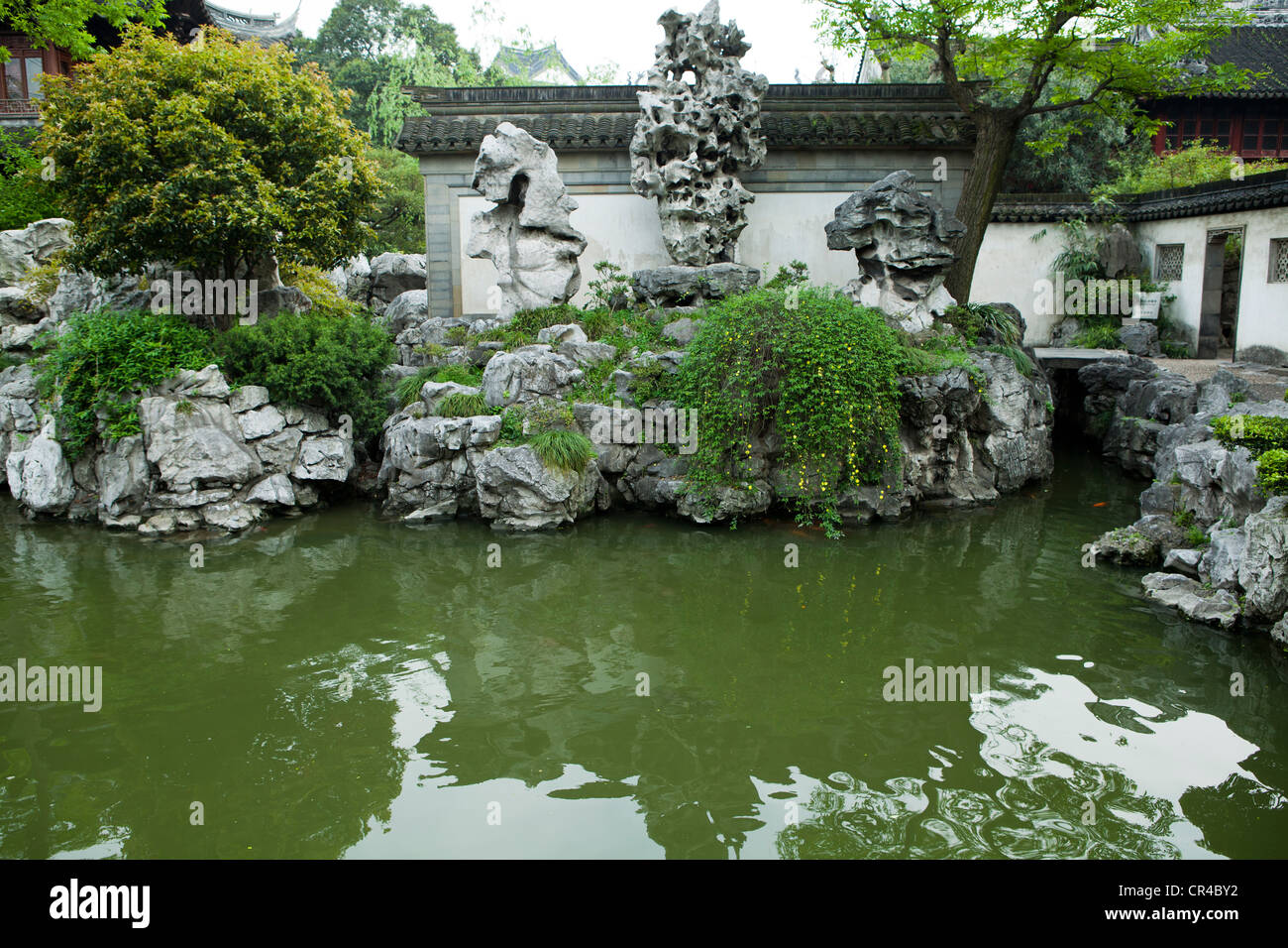 Yu-Garten oder Yuyuen Garten ist eine umfangreiche chinesische Garten befindet sich neben der Stadt Gottes Tempel in Shanghai. Stockfoto