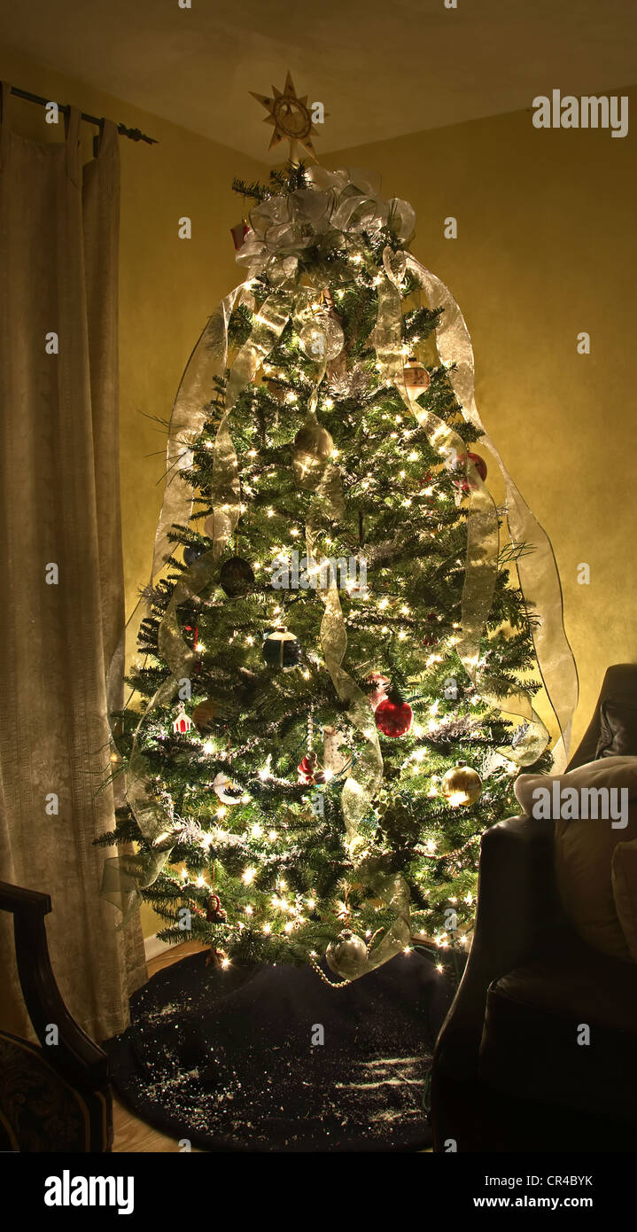 schöne Heimat Weihnachtsbaum ist dekorativ mit schiere Band rollte von oben bis unten mit anderen Ornamenten zu verzieren. Stockfoto