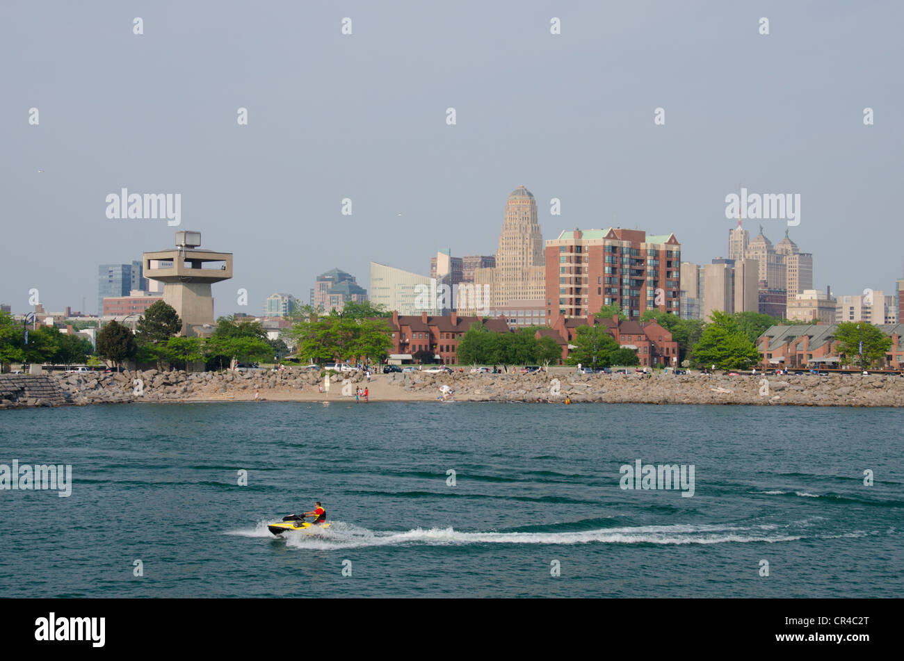 New York, Buffalo. Erie See Blick auf historische Downtown buffalo Skyline, art deco Rathaus in Abstand. Stockfoto
