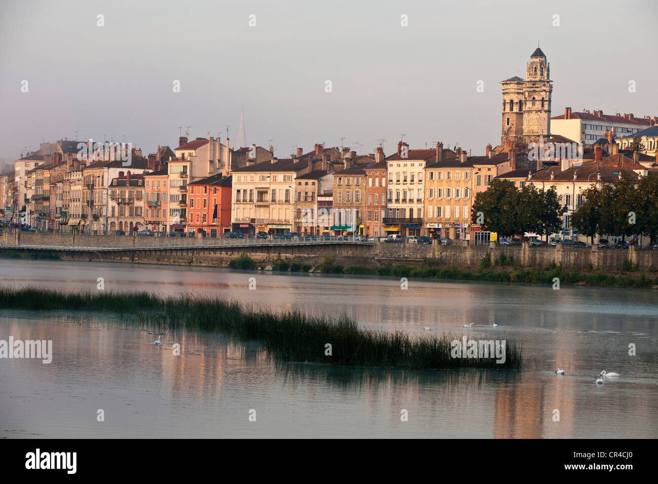 Frankreich, Saone et Loire, Macon, die Altstadt von Saône Ufer anlegt, Vieux St. Vincent Cathedral im Hintergrund Stockfoto