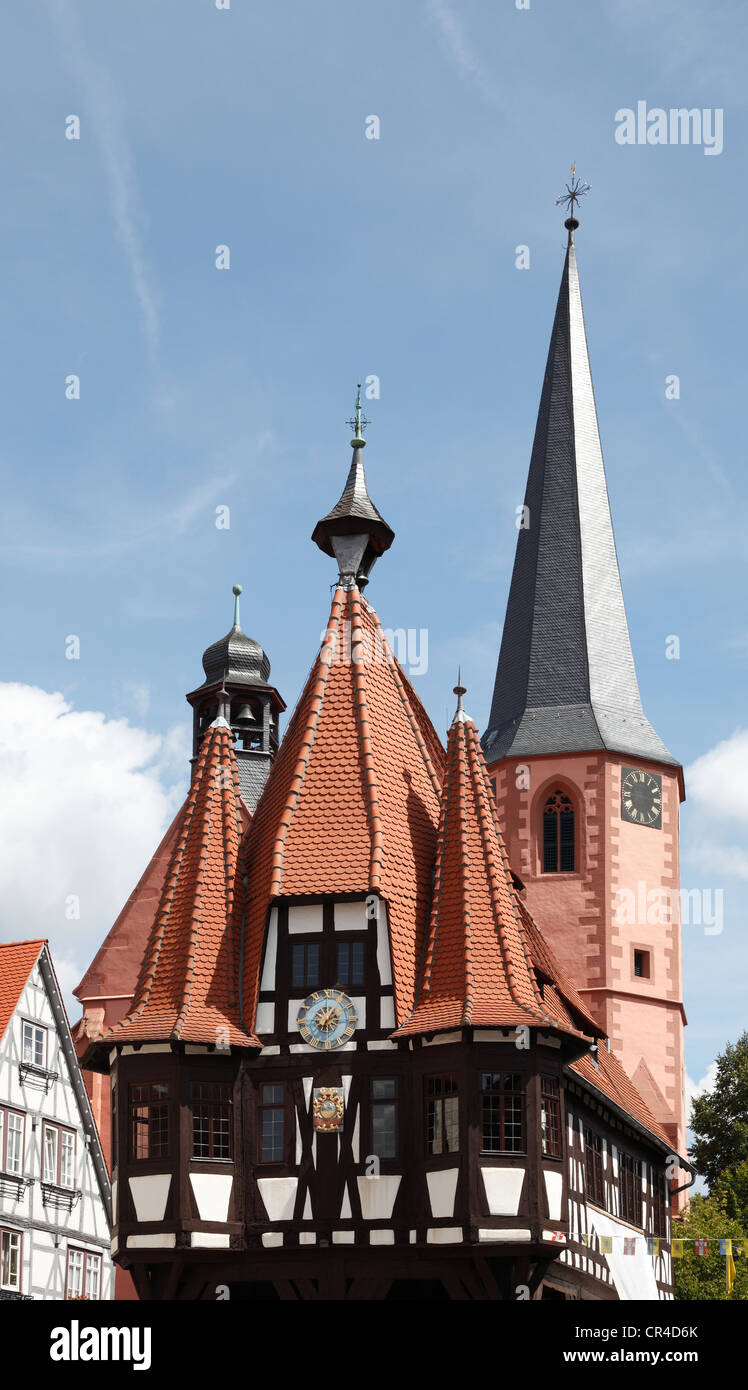 Rathaus mit Marktbrunnen und Turm der Kirche, Marktplatz, Michelstadt im Odenwald, Hessen, PublicGround Stockfoto