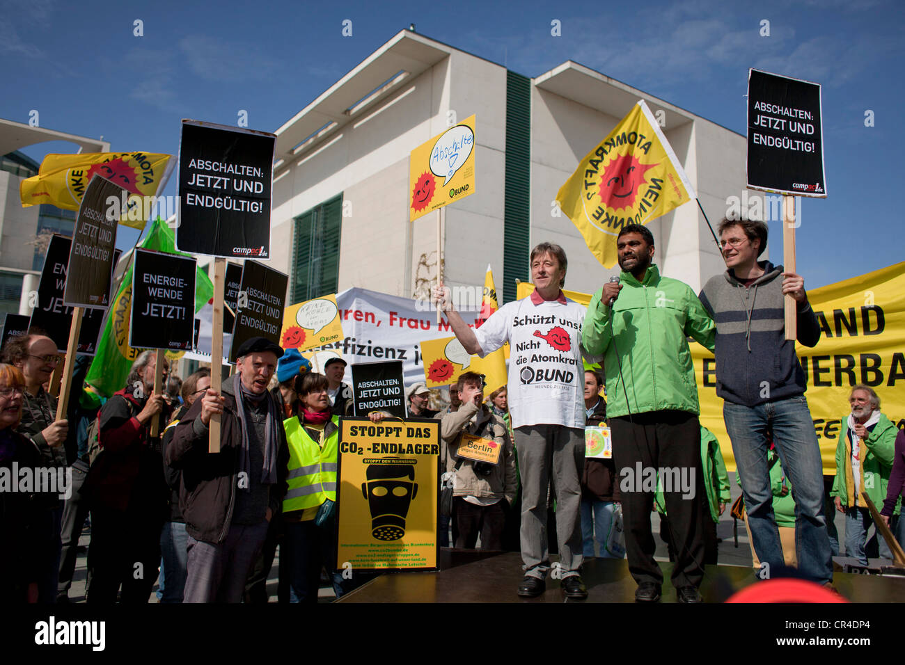 Kumi Naidoo, Kopf von Greenpeace International, bei Protesten gegen die Atomenergie vor dem Bundeskanzleramt während der Stockfoto