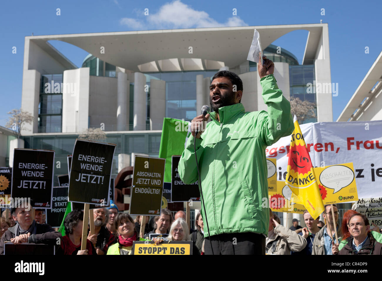 Kumi Naidoo, Kopf von Greenpeace International, bei Protesten gegen die Atomenergie vor dem Bundeskanzleramt während der Stockfoto