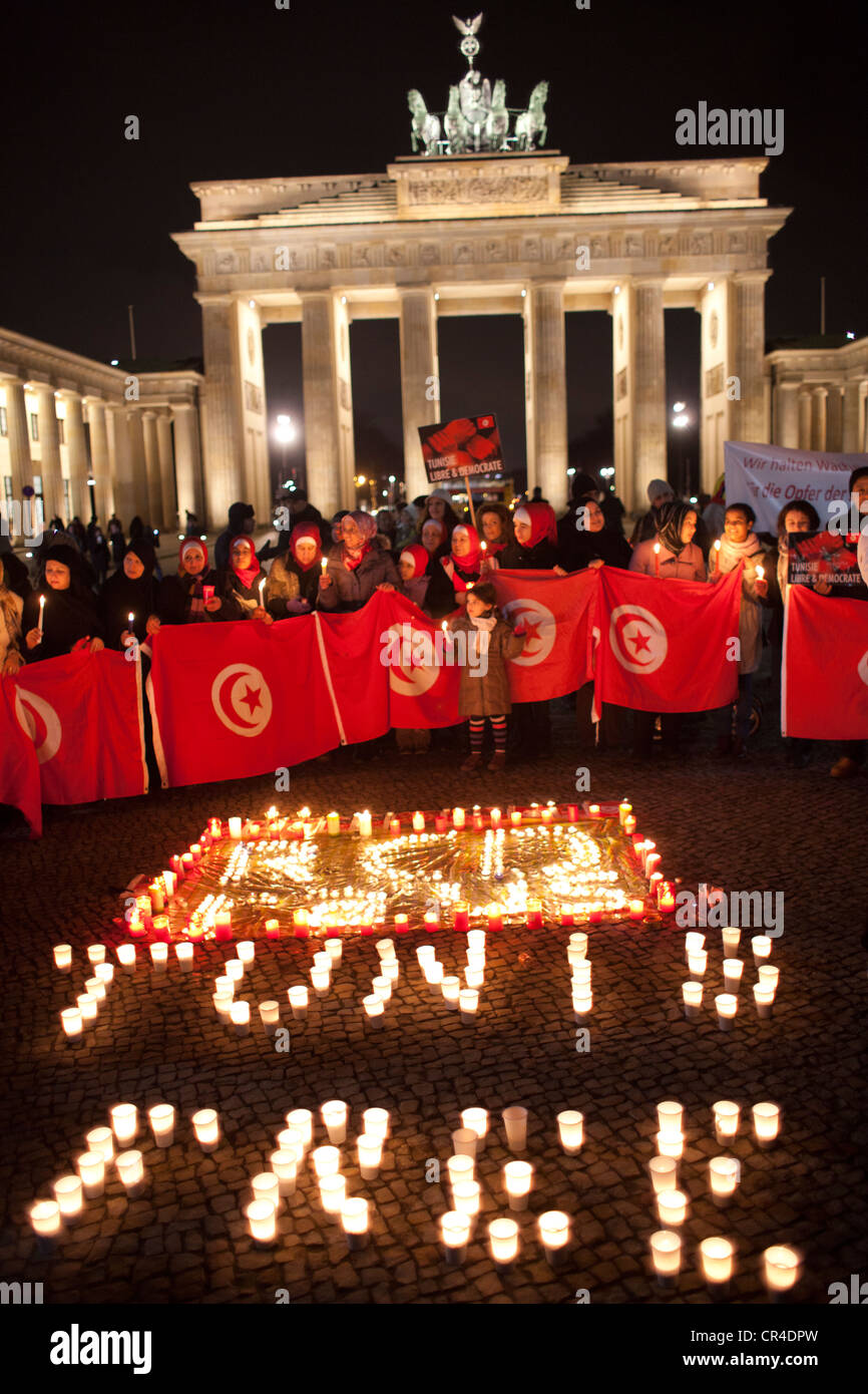 Tunesische Flüchtlinge vor dem Brandenburger Tor zeigen ihre Solidarität mit der Jasmin-Revolution in Tunesien und anspruchsvolle Stockfoto