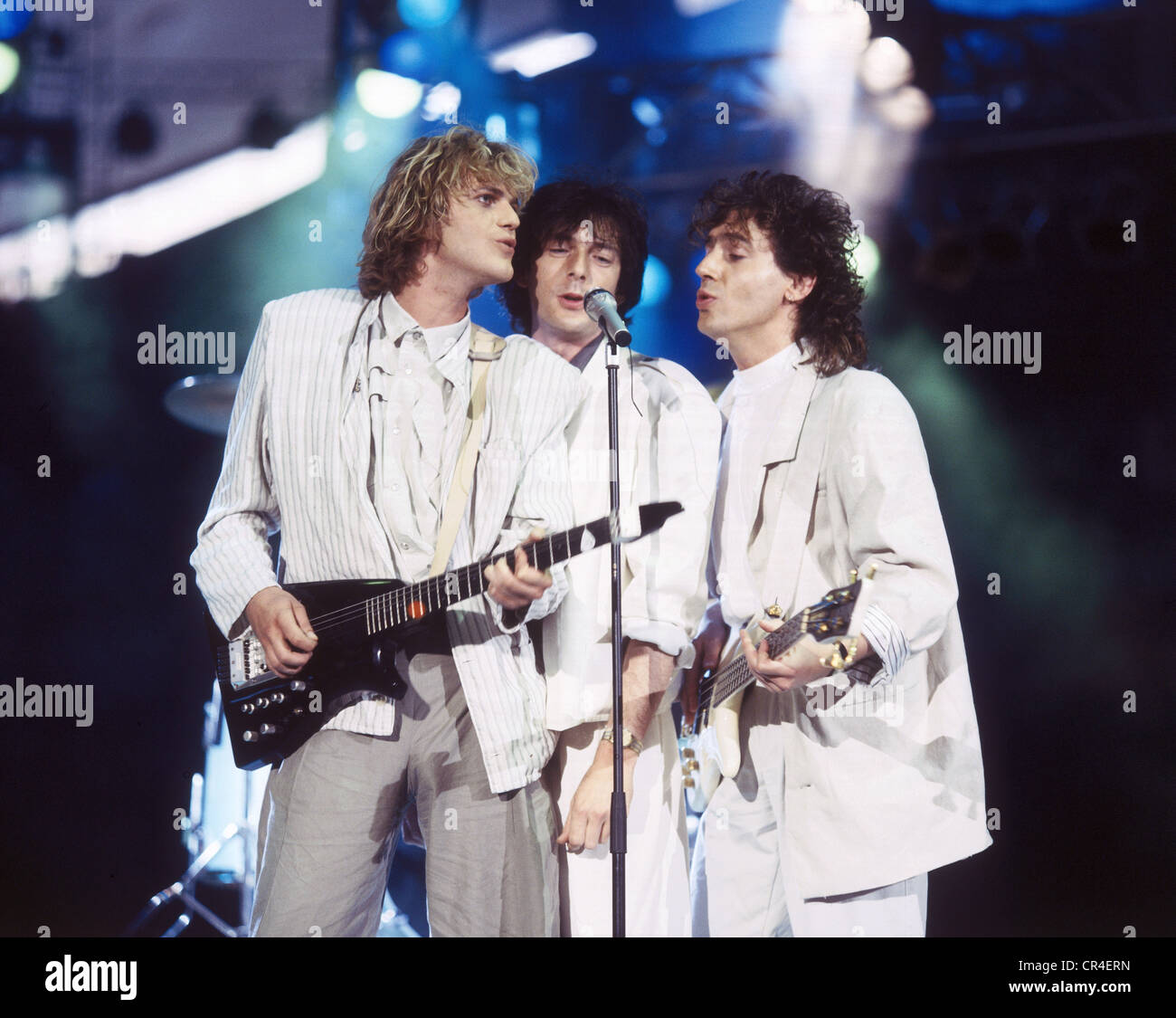 Münchener Freiheit, deutsche Band, gegründet 1981, Sänger Stefan Zauner, Gitarrist Aron Strobel, Bassistin Micha Kunzi, bei einem Auftritt Ende der 1980er Jahre, Stockfoto