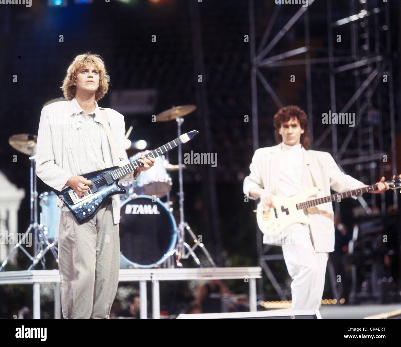 Münchener Freiheit, deutsche Band, gegründet 1981, Gitarrenspieler Aron Strobel, Bassistin Micha Kunzi, bei einem Auftritt, Ende der 1980er Jahre, Stockfoto