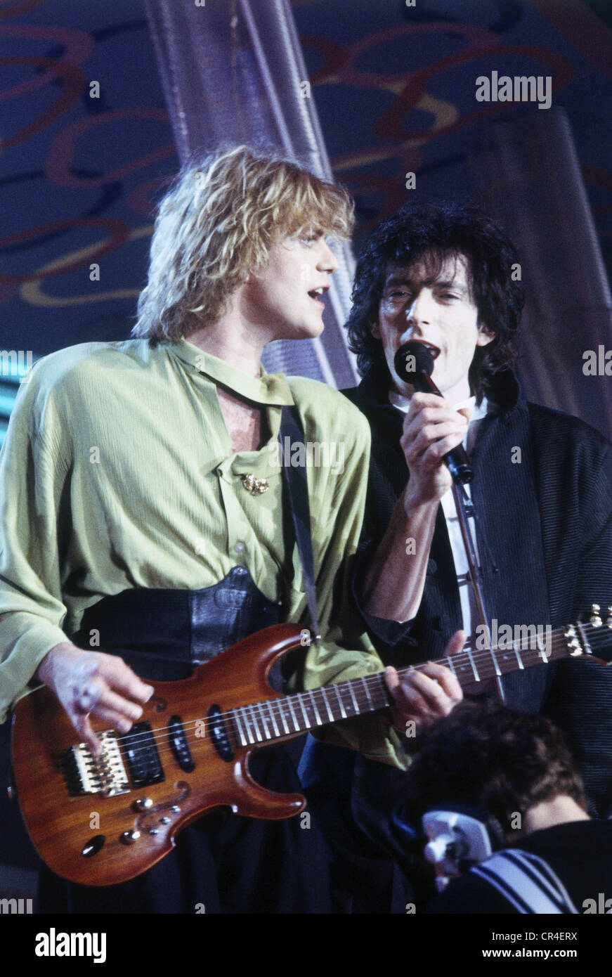 Münchener Freiheit, deutsche Band, gegründet 1981, Sänger Stefan Zauner, Gitarrist Aron Strobel, bei einem Auftritt, 1980er Jahre, Stockfoto