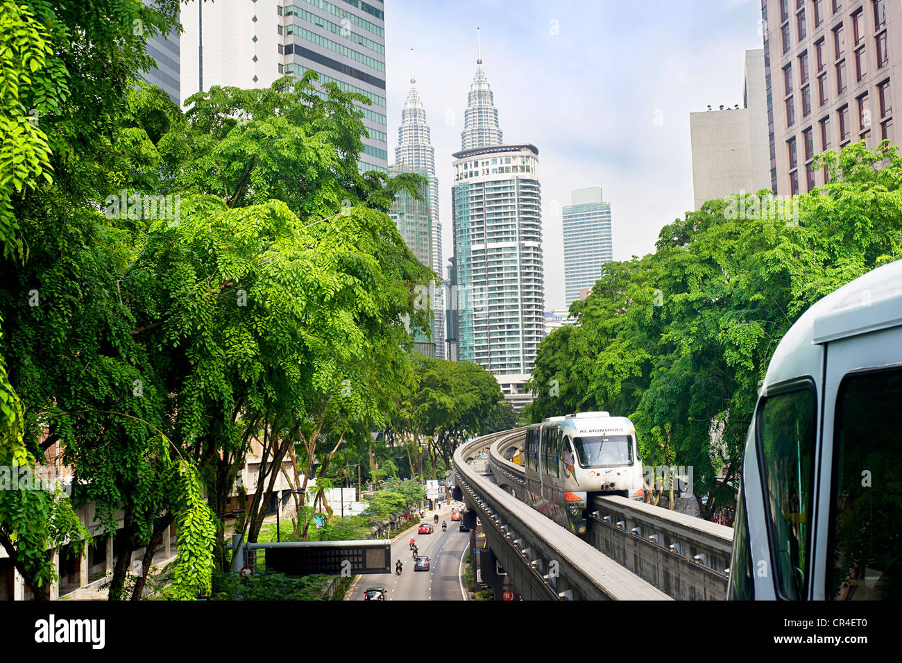 Kuala Lumpur, Malaysia - Marсh 20, 2012: Monorail Zug kommt am Bahnhof an. Stockfoto
