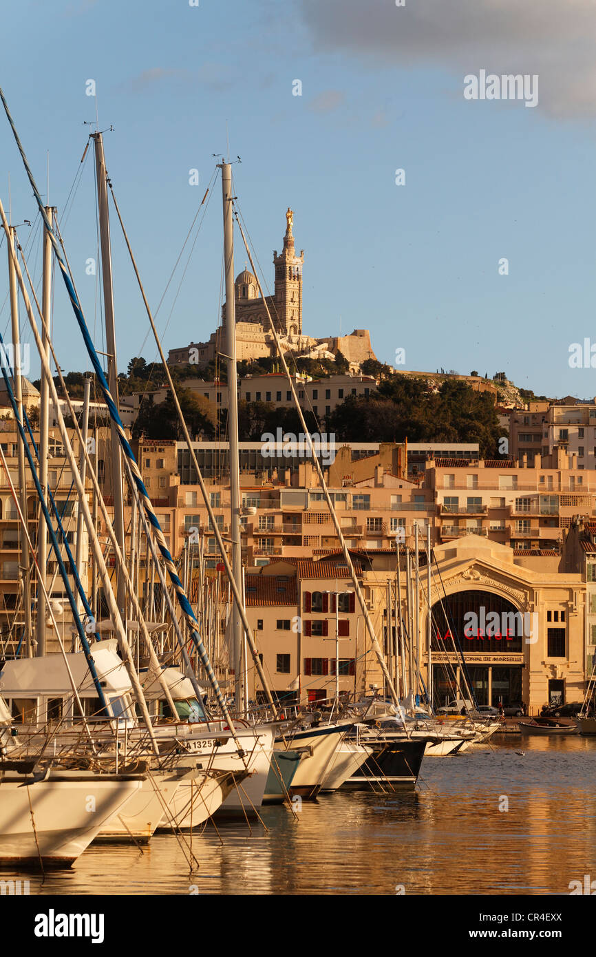 Vieux Port, alten Hafen von Marseille, Kirche Notre Dame De La Garde am Rücken, Bouches-du-Rhône, Provence, Frankreich, Europa Stockfoto