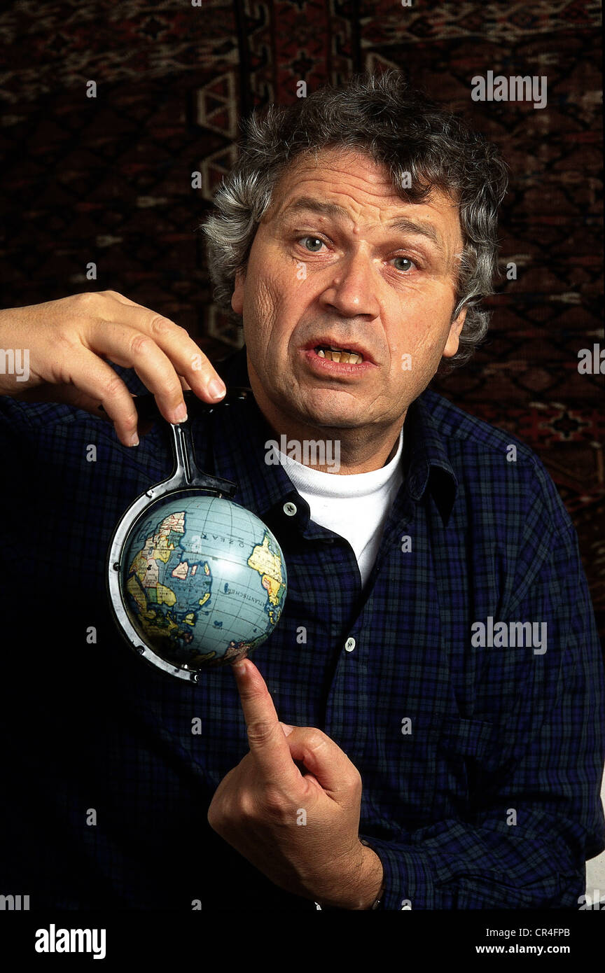 Polt, Gerhard, * 7.5.1942, deutscher Kabarettist, halbe Länge, mit einem Globus, 1996, Stockfoto