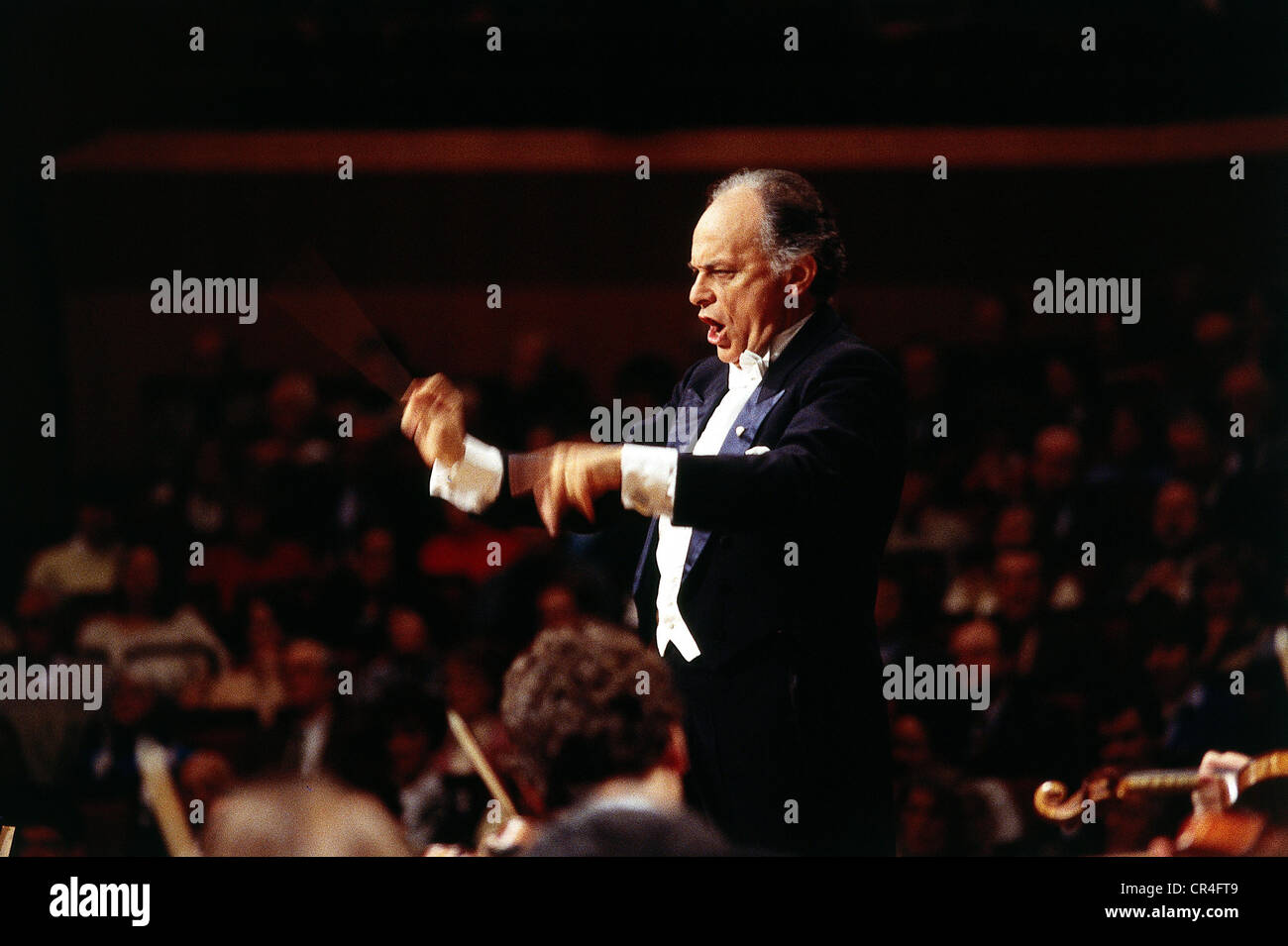Maazel, Lorin, 6.3.1930 - 13.7.2014, US-Dirigent französischer Herkunft, halber Länge, bei einem Open-Air-Konzert in München, Juli 1993, Stockfoto