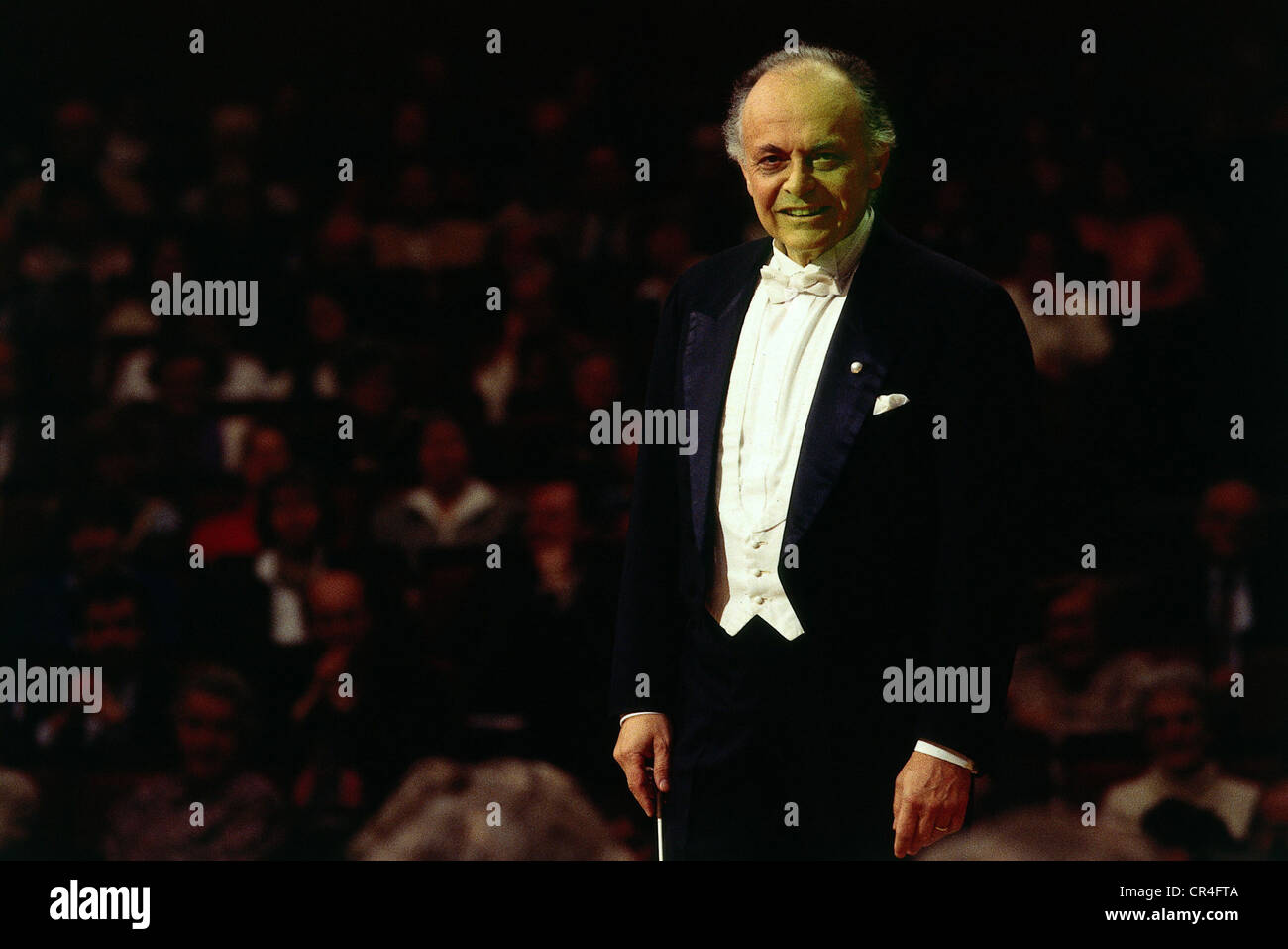 Maazel, Lorin, 6.3.1930 - 13.7.2014, US-Dirigent französischer Herkunft, halber Länge, bei einem Open-Air-Konzert in München, Juli 1993, Stockfoto