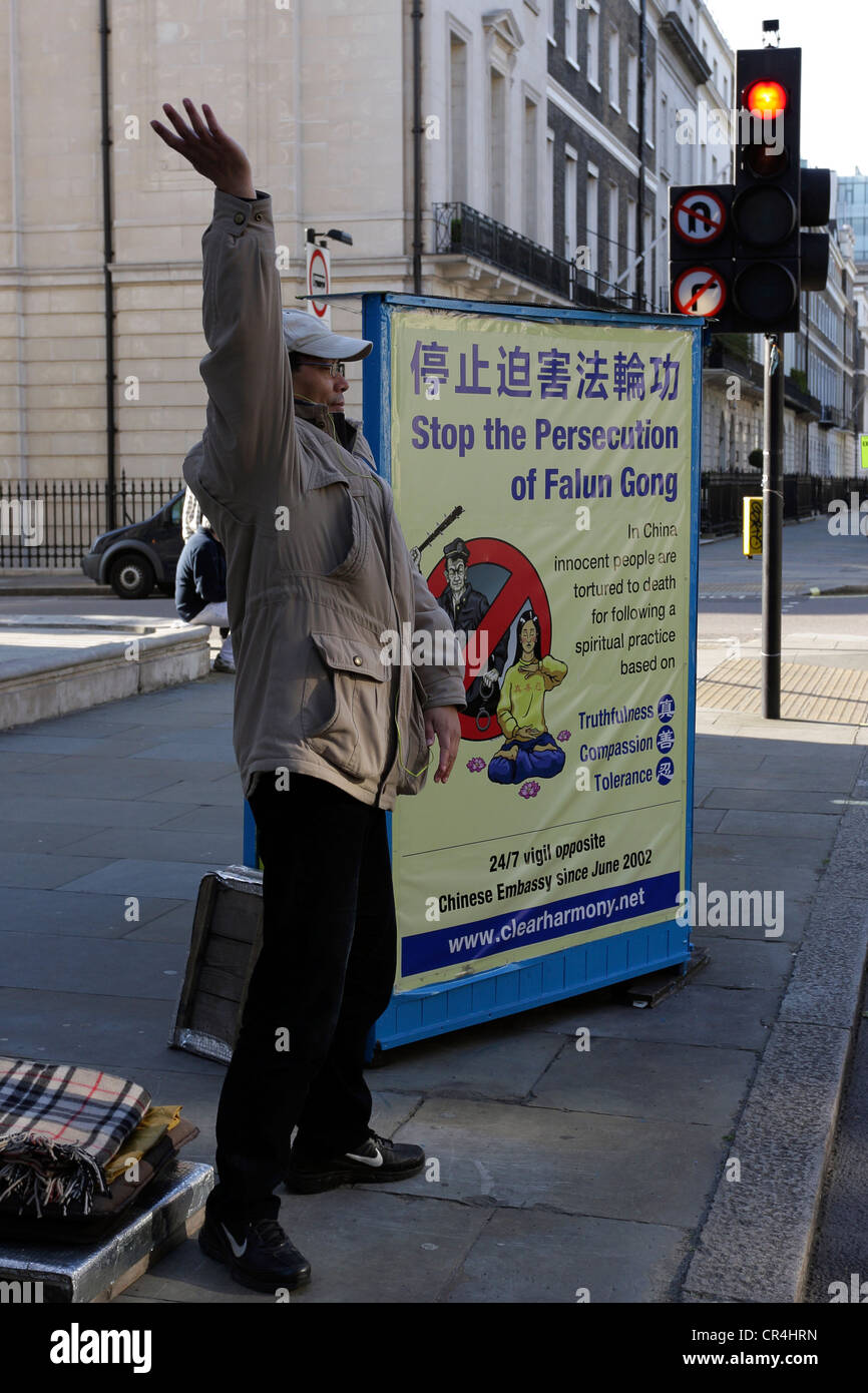 Meditieren Falon Gong Demonstrator gegenüber der chinesischen Botschaft im Zentrum von London gelegen. Stockfoto