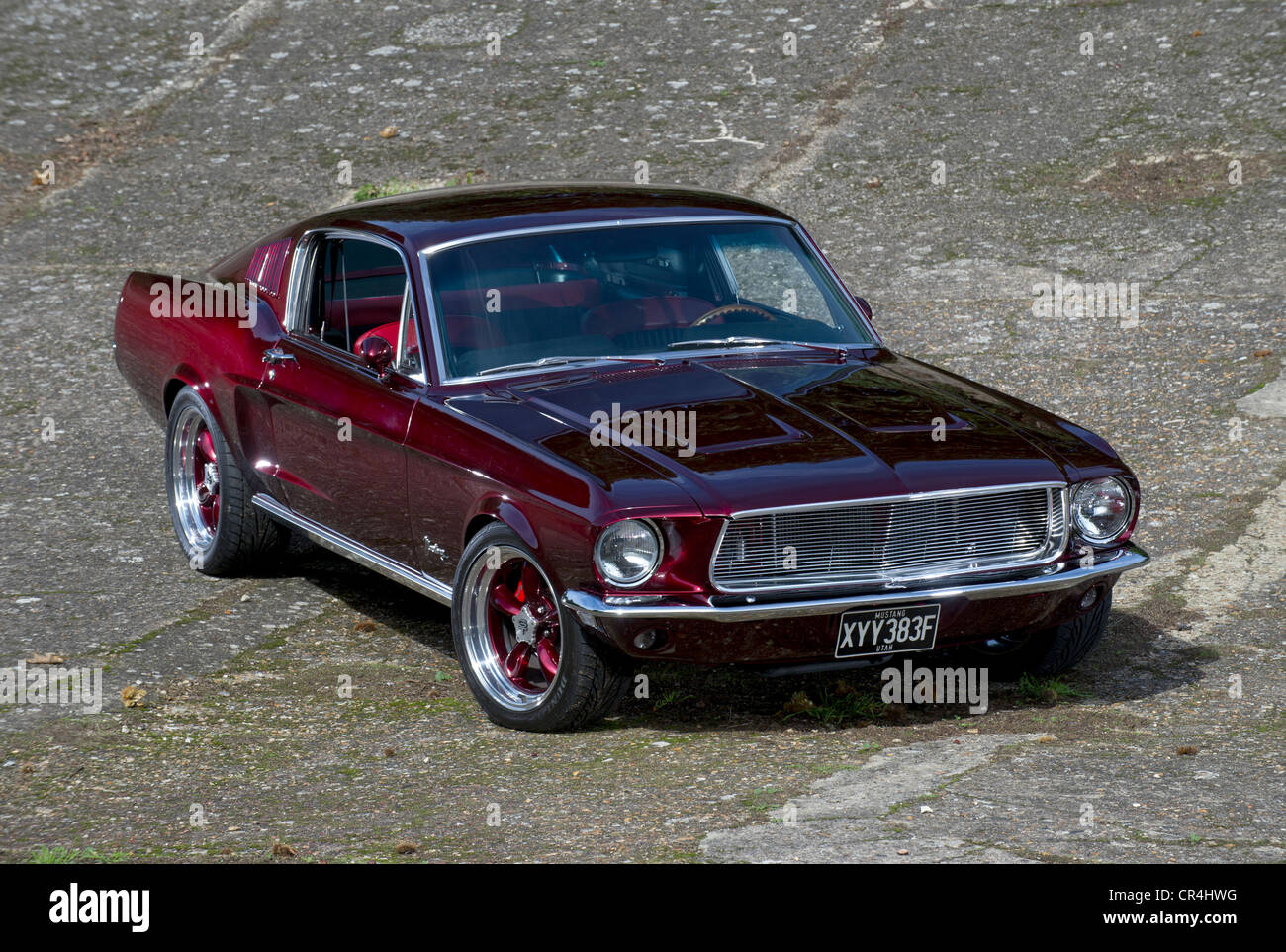 60er Jahre Ford Mustang Fastback Eleanor Stil Geschossen Auf Brooklands Banking Stockfotografie Alamy