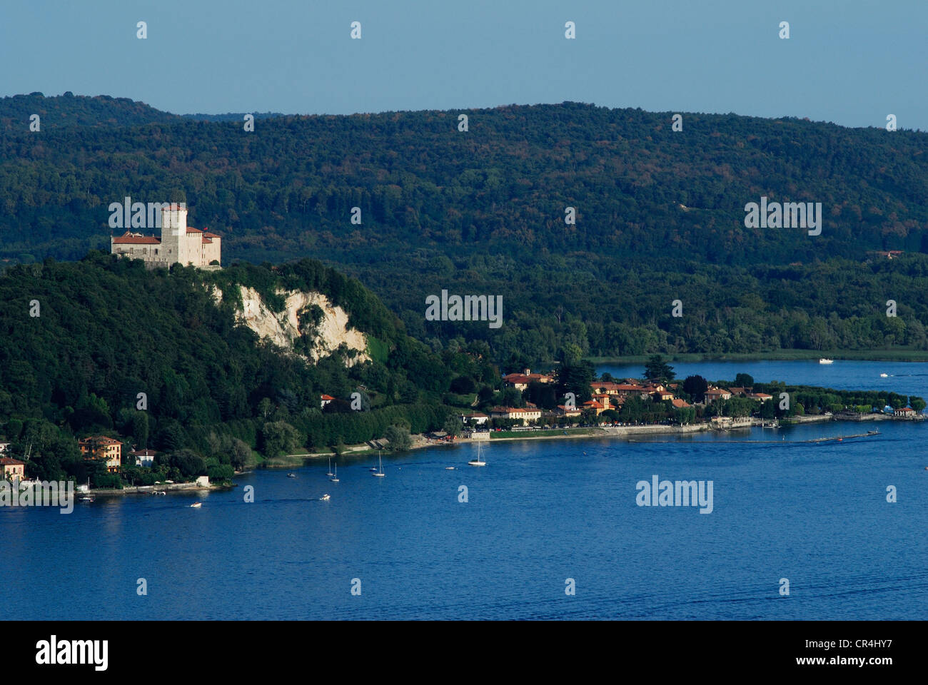 Italien, Piemont, Lago Maggiore gesehen von einer Straße über Meina, in der Backgrouns mittelalterlichen Befestigungsanlagen der Rocca di Angera Stockfoto