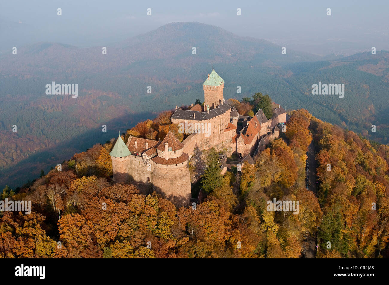 Frankreich, Bas Rhin, Orschwiller, Chateau du Haut-Kœnigsbourg (Luftbild) Stockfoto