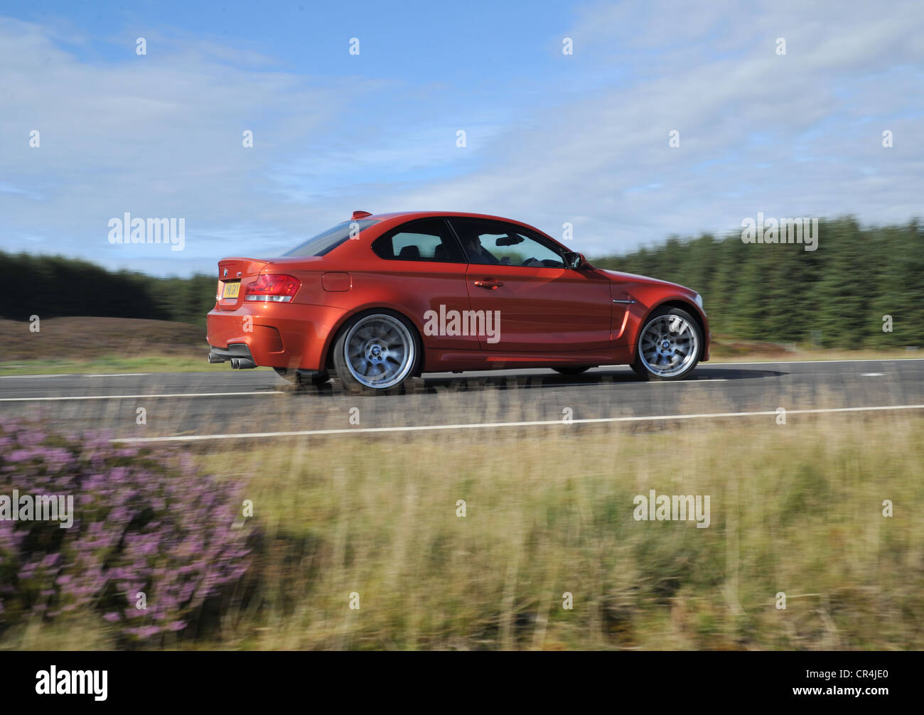BMW 1M kompakte Sportwagen. Panorama Foto als das Auto driftet leicht auf gegenüberliegenden Schloss Stockfoto