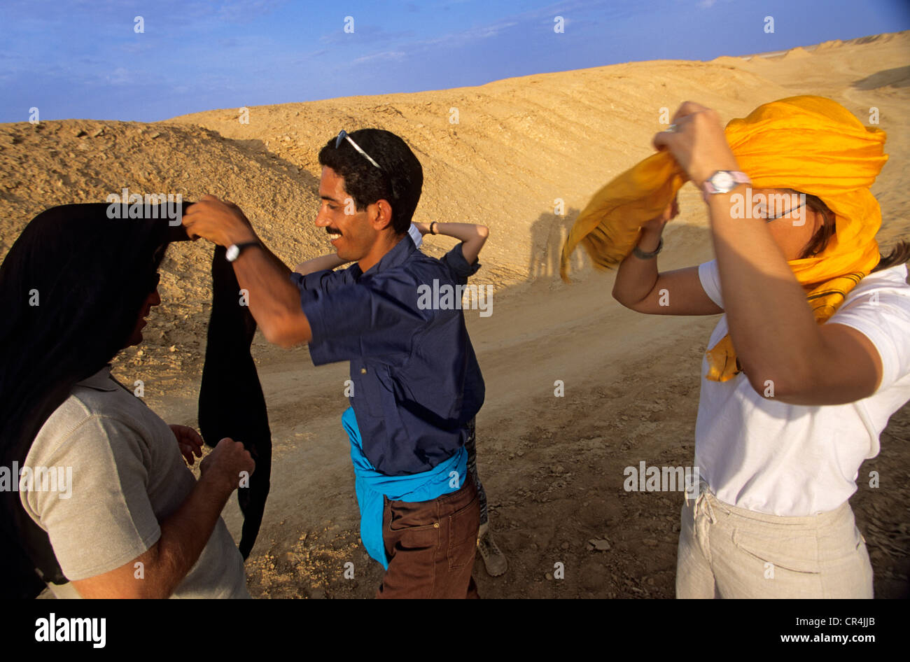 Tunesien Tozeur Governorate Nefta Lareguett Dünen Touristen tragen den Tagelmust um ihr Gesicht vor der Sonne und Sand zu schützen Stockfoto