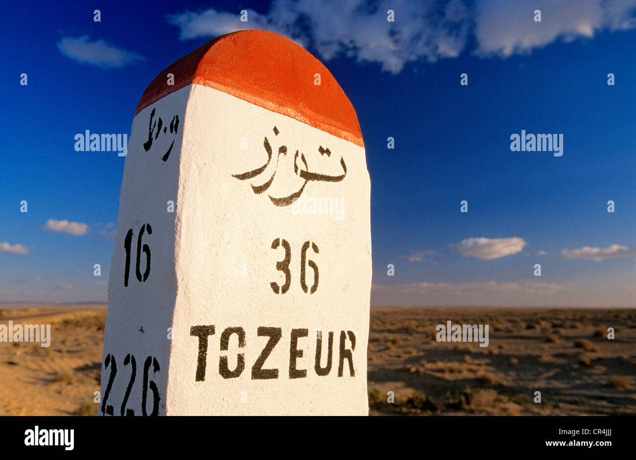 Tunesien, Tozeur Governorate, Tamerza Straße, Kilometer Markierung zeigt die Hauptstadt der Wüste Stockfoto