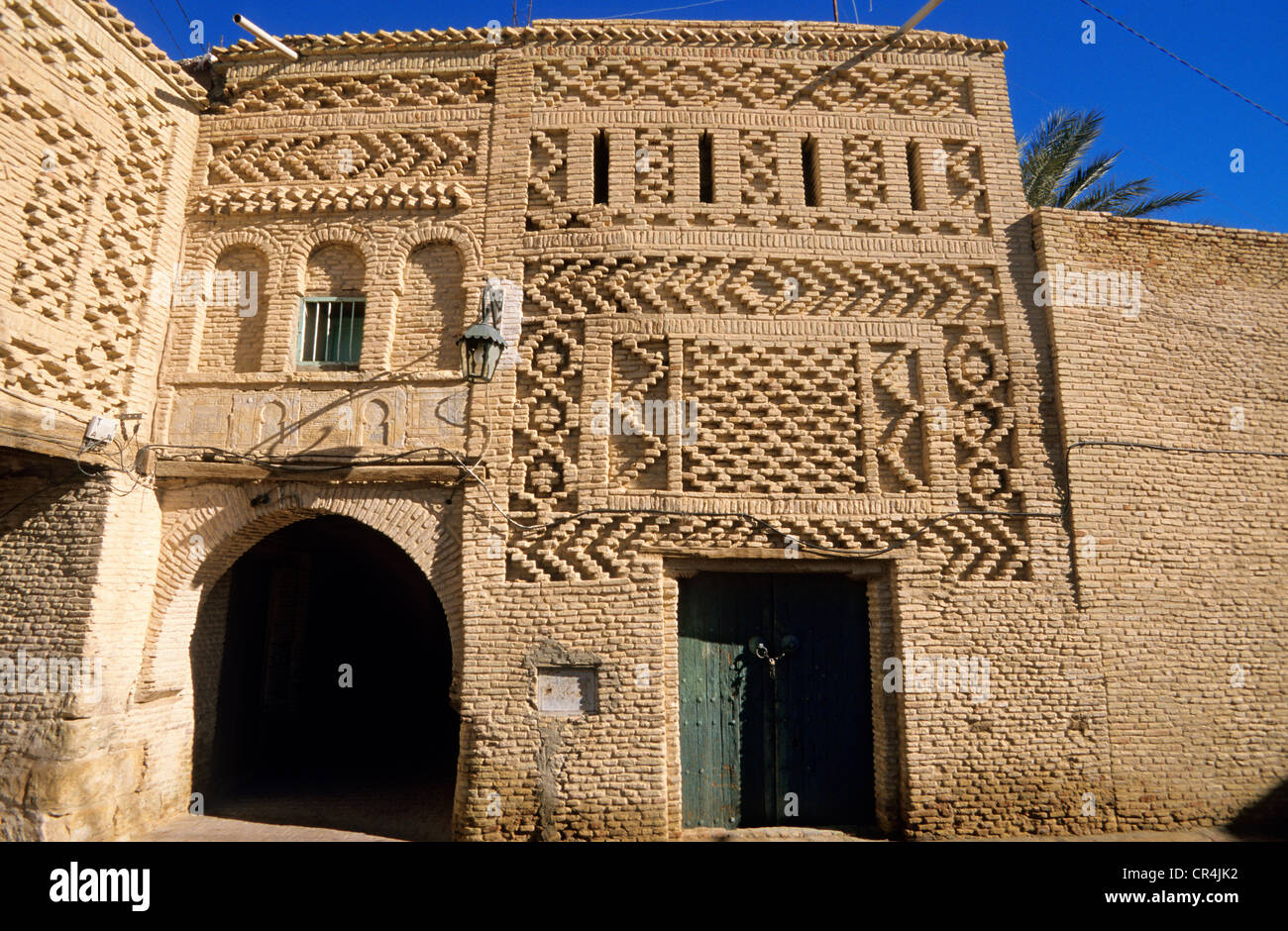 Tunesien, Tozeur Governorate, Tozeur, typische Häuser, die mit Briketts in der medina Stockfoto